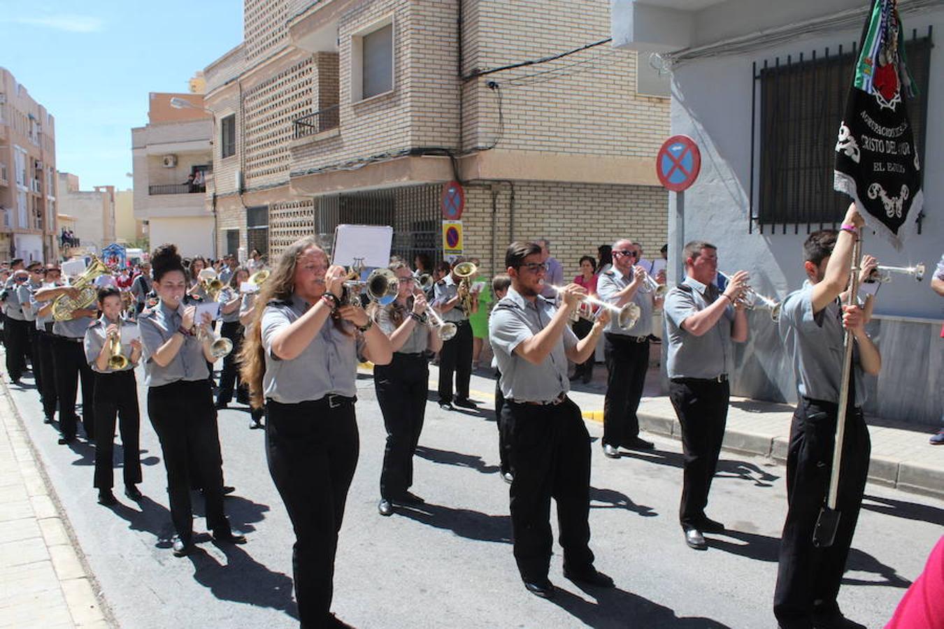 El Ejido se despertó ayer con un cielo raso, soleado, con una temperatura alta, que bien podía pasar por día veraniego, para saludar a San Marcos en su día grande, el día en que procesionó por las calles del municipio, en uno de los eventos que mayor número de asistentes registra a lo largo del año. 