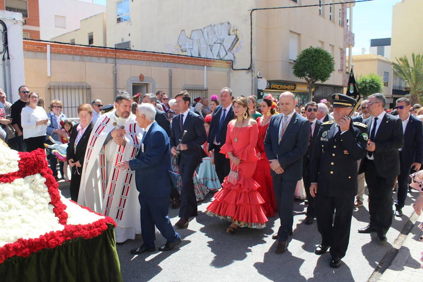 El Ejido se despertó ayer con un cielo raso, soleado, con una temperatura alta, que bien podía pasar por día veraniego, para saludar a San Marcos en su día grande, el día en que procesionó por las calles del municipio, en uno de los eventos que mayor número de asistentes registra a lo largo del año. 