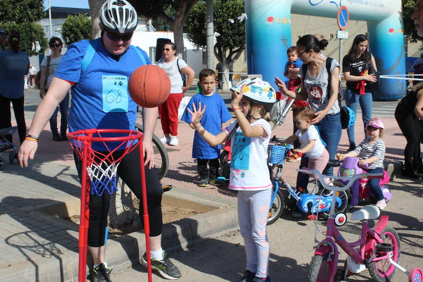 El núcleo de Las Norias arrancó el mes de mayo con una actividad deportiva y familiar que se ha convertido en un clásico y que reunió a más de 200 personas. El Día de la Bicicleta de Las Norias permitió ver en la mañana de ayer a muchos pequeños acompañados de amigos, padres e incluso abuelos.