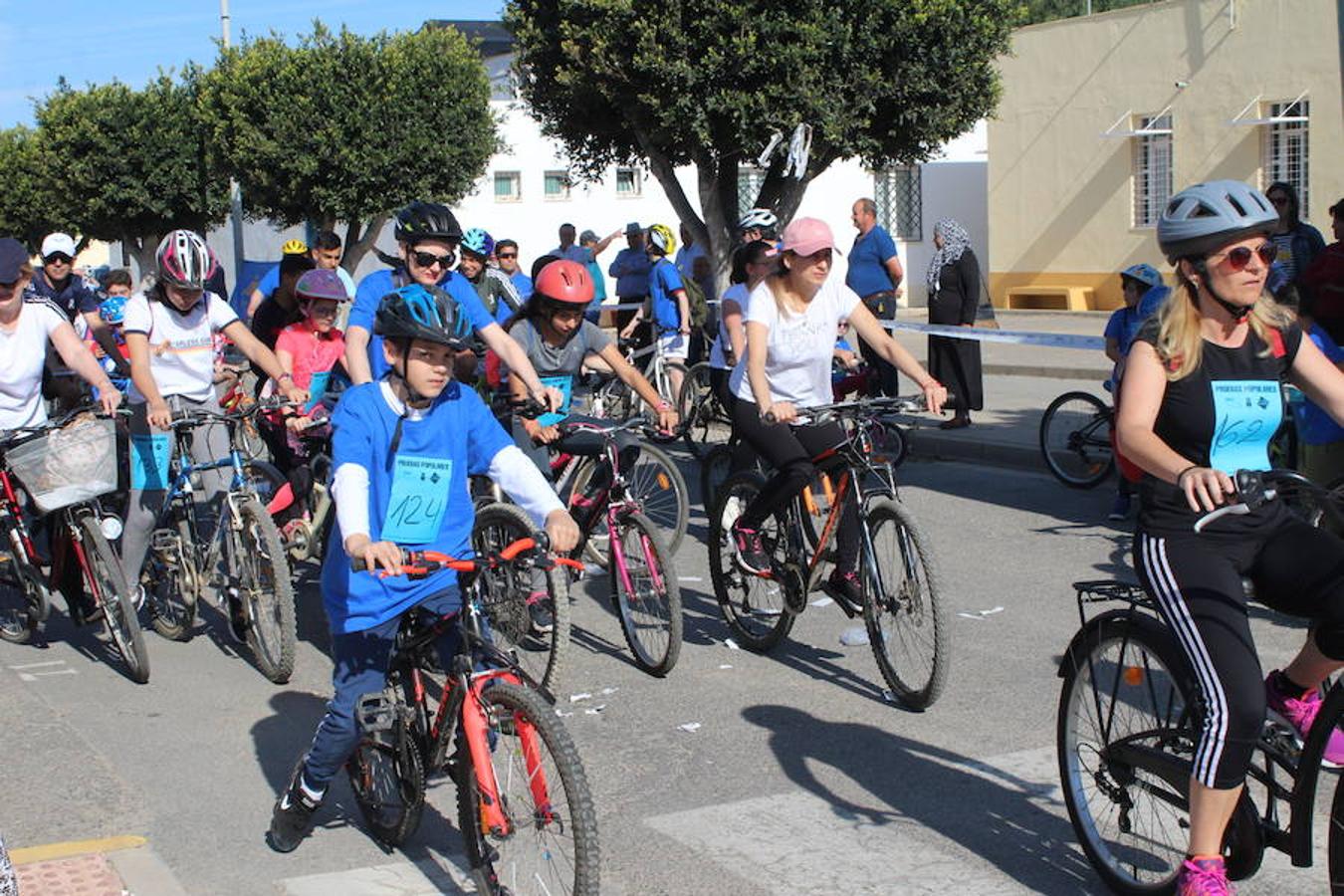 El núcleo de Las Norias arrancó el mes de mayo con una actividad deportiva y familiar que se ha convertido en un clásico y que reunió a más de 200 personas. El Día de la Bicicleta de Las Norias permitió ver en la mañana de ayer a muchos pequeños acompañados de amigos, padres e incluso abuelos.