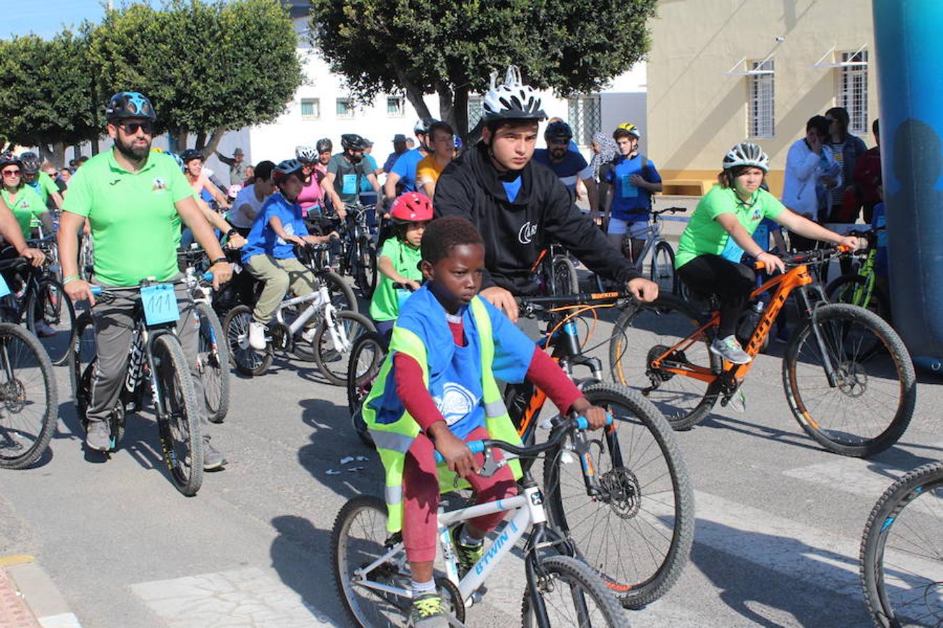 El núcleo de Las Norias arrancó el mes de mayo con una actividad deportiva y familiar que se ha convertido en un clásico y que reunió a más de 200 personas. El Día de la Bicicleta de Las Norias permitió ver en la mañana de ayer a muchos pequeños acompañados de amigos, padres e incluso abuelos.