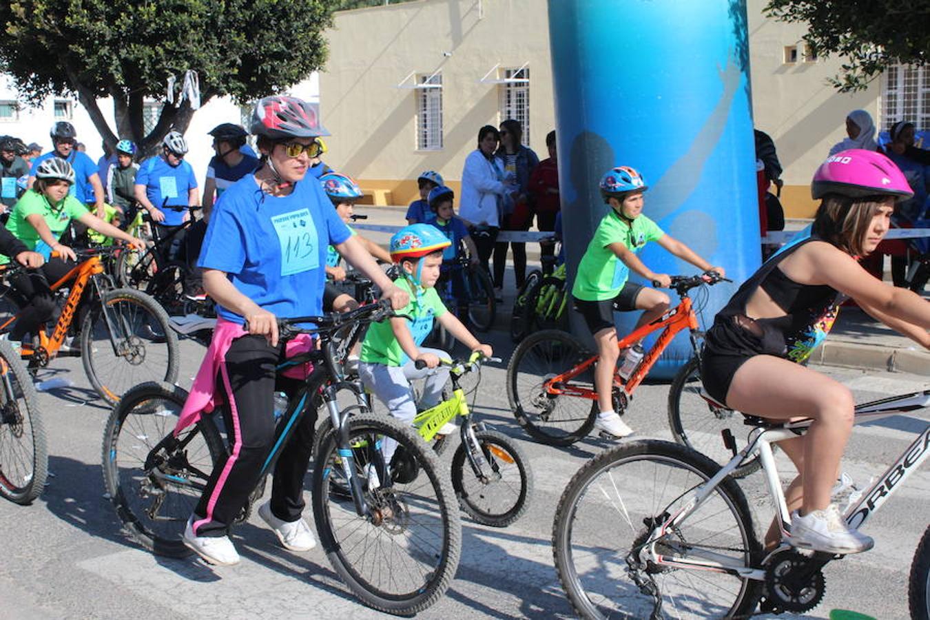 El núcleo de Las Norias arrancó el mes de mayo con una actividad deportiva y familiar que se ha convertido en un clásico y que reunió a más de 200 personas. El Día de la Bicicleta de Las Norias permitió ver en la mañana de ayer a muchos pequeños acompañados de amigos, padres e incluso abuelos.