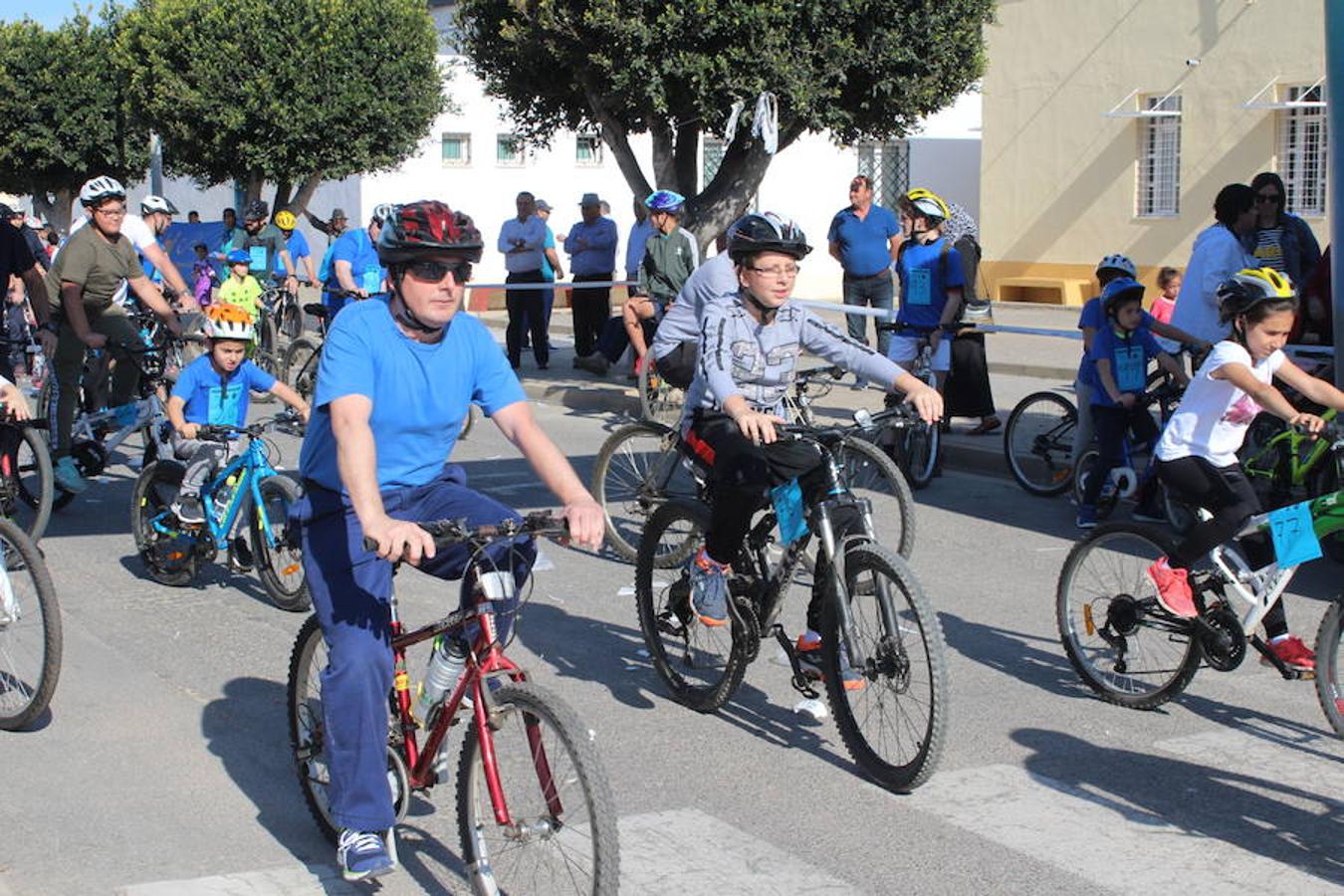 El núcleo de Las Norias arrancó el mes de mayo con una actividad deportiva y familiar que se ha convertido en un clásico y que reunió a más de 200 personas. El Día de la Bicicleta de Las Norias permitió ver en la mañana de ayer a muchos pequeños acompañados de amigos, padres e incluso abuelos.