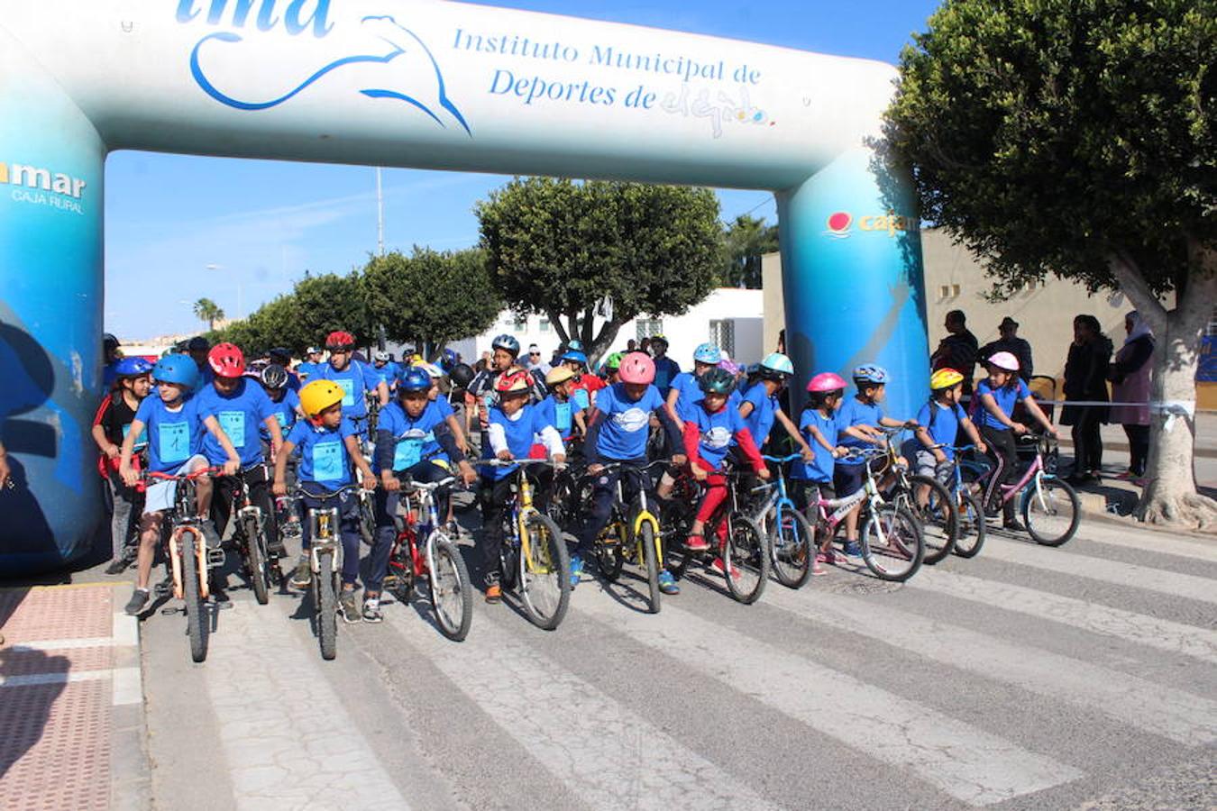 El núcleo de Las Norias arrancó el mes de mayo con una actividad deportiva y familiar que se ha convertido en un clásico y que reunió a más de 200 personas. El Día de la Bicicleta de Las Norias permitió ver en la mañana de ayer a muchos pequeños acompañados de amigos, padres e incluso abuelos.