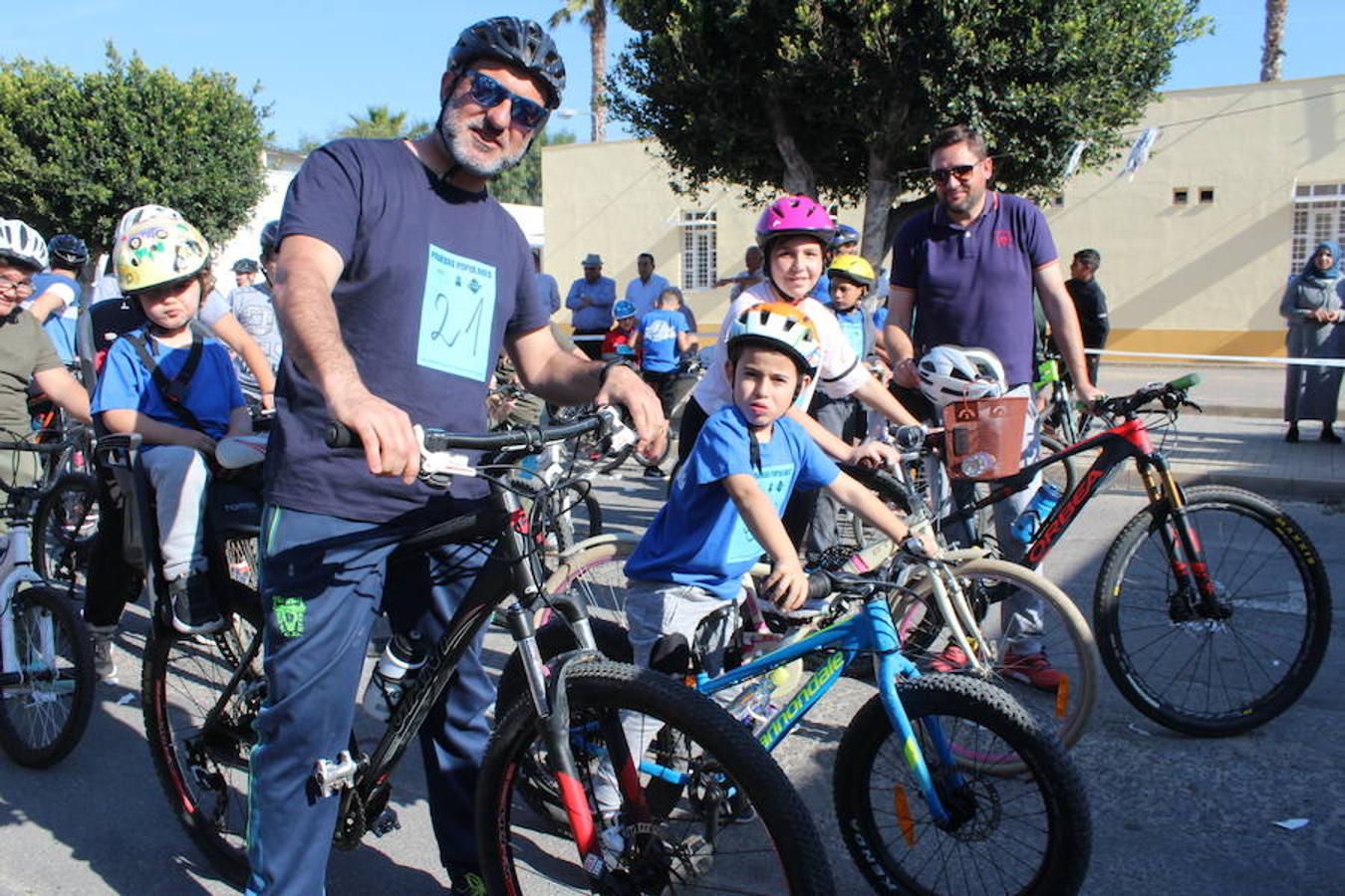 El núcleo de Las Norias arrancó el mes de mayo con una actividad deportiva y familiar que se ha convertido en un clásico y que reunió a más de 200 personas. El Día de la Bicicleta de Las Norias permitió ver en la mañana de ayer a muchos pequeños acompañados de amigos, padres e incluso abuelos.