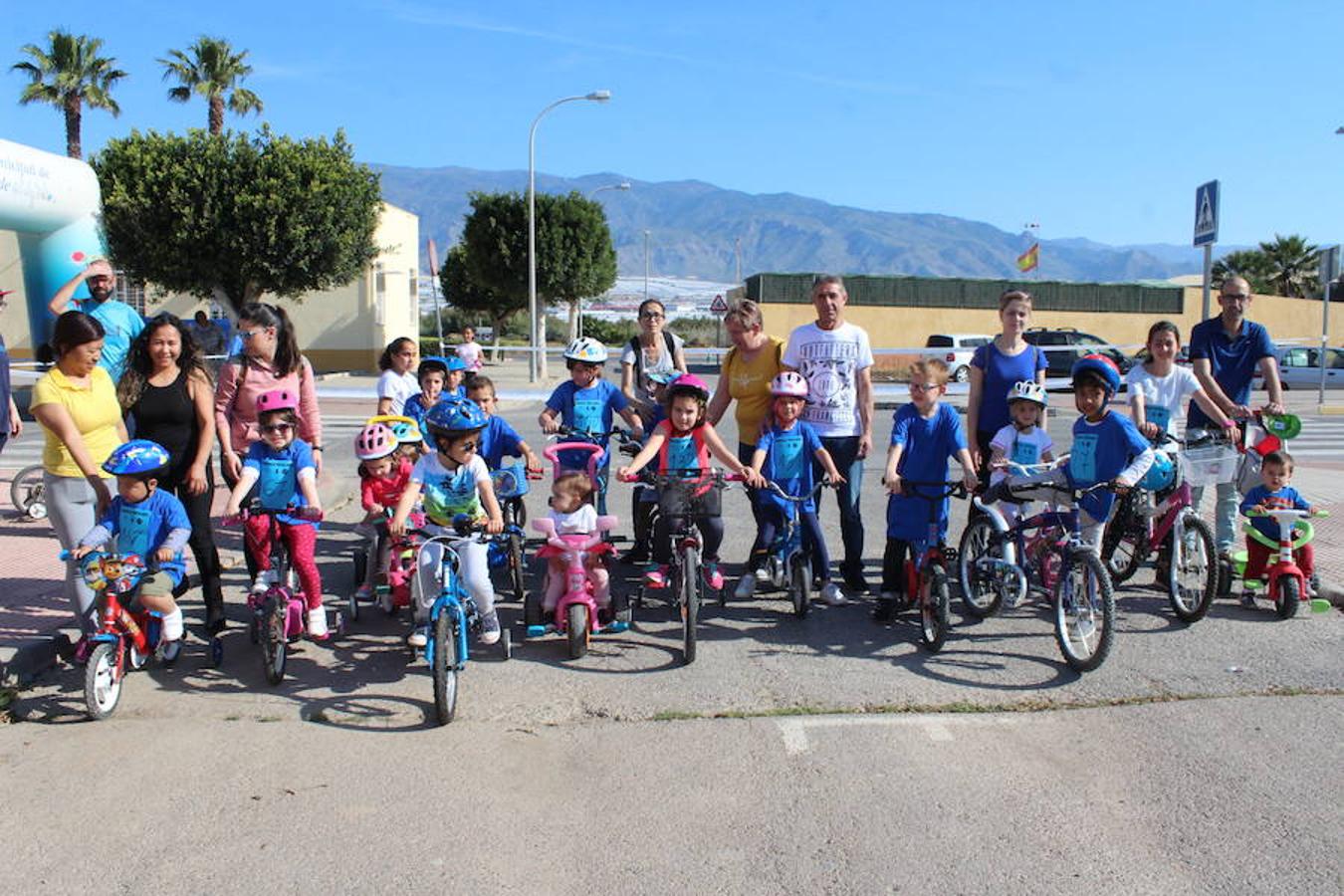 El núcleo de Las Norias arrancó el mes de mayo con una actividad deportiva y familiar que se ha convertido en un clásico y que reunió a más de 200 personas. El Día de la Bicicleta de Las Norias permitió ver en la mañana de ayer a muchos pequeños acompañados de amigos, padres e incluso abuelos.