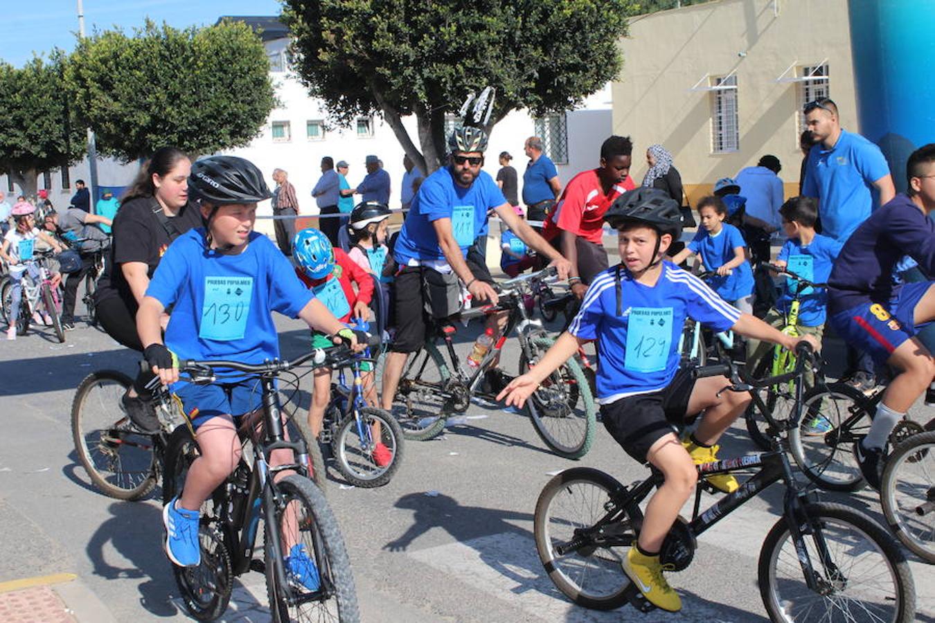 El núcleo de Las Norias arrancó el mes de mayo con una actividad deportiva y familiar que se ha convertido en un clásico y que reunió a más de 200 personas. El Día de la Bicicleta de Las Norias permitió ver en la mañana de ayer a muchos pequeños acompañados de amigos, padres e incluso abuelos.