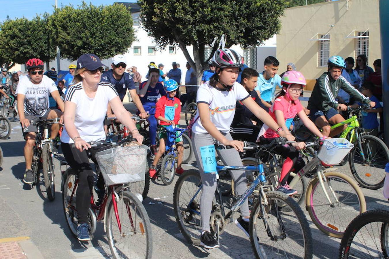 El núcleo de Las Norias arrancó el mes de mayo con una actividad deportiva y familiar que se ha convertido en un clásico y que reunió a más de 200 personas. El Día de la Bicicleta de Las Norias permitió ver en la mañana de ayer a muchos pequeños acompañados de amigos, padres e incluso abuelos.