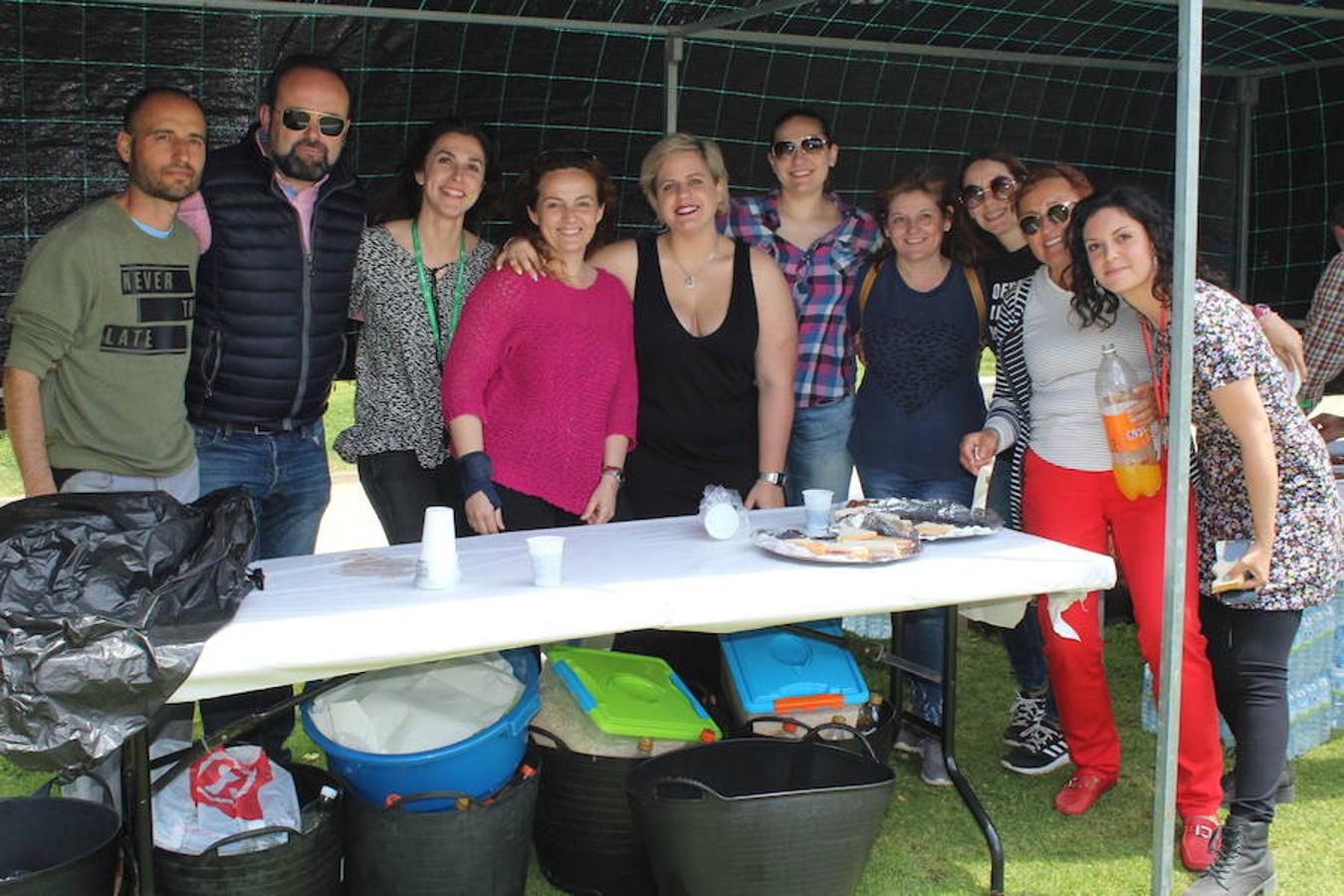 La asociación de familiares y personas con problemas de salud mental El Timón compartió el pasado viernes una jornada de convivencia y experiencias con la asociación de Familiares con Enfermos de Esquizofrenia de Málaga, Afenes. Una jornada que finalizó con una comida de convivencia en el parque municipal. 