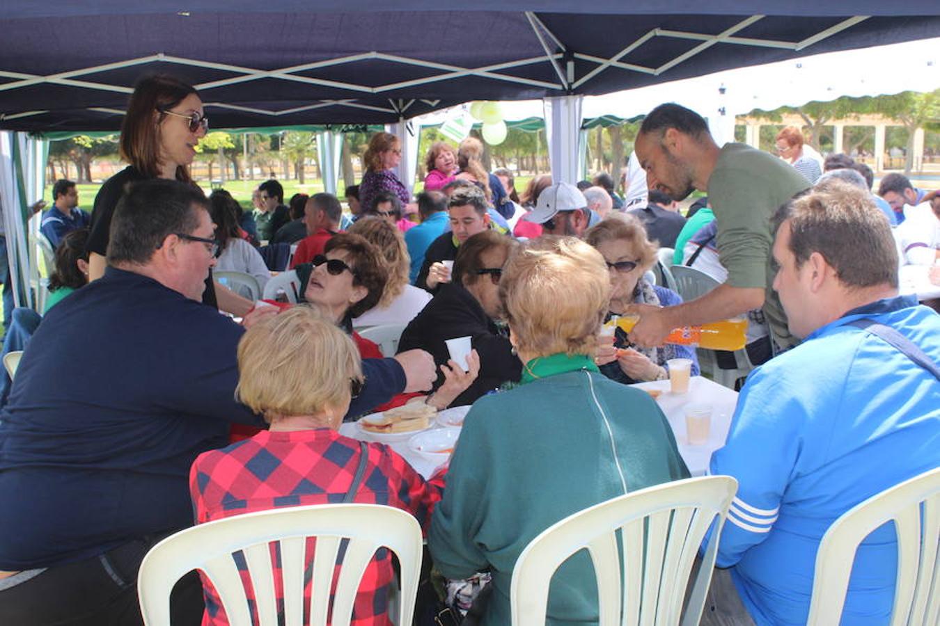 La asociación de familiares y personas con problemas de salud mental El Timón compartió el pasado viernes una jornada de convivencia y experiencias con la asociación de Familiares con Enfermos de Esquizofrenia de Málaga, Afenes. Una jornada que finalizó con una comida de convivencia en el parque municipal. 