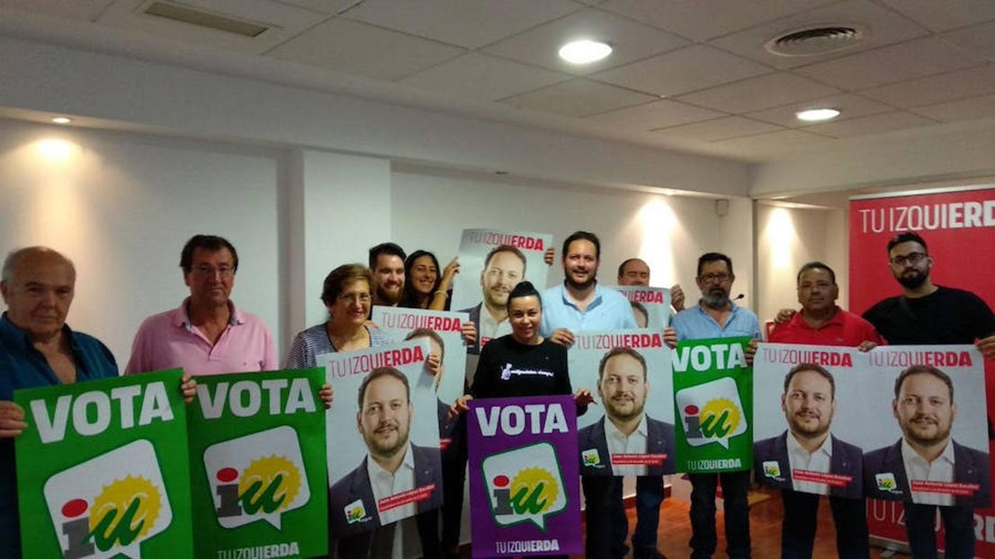 La campaña electoral a las municipales arrancó a las doce de la noche. Por delante quince días para que los partidos que quieren gobernar El Ejido convenzan a los votantes de cara al 26 de mayo. Una campaña que como es tradición arrancó con la pegada de carteles. 