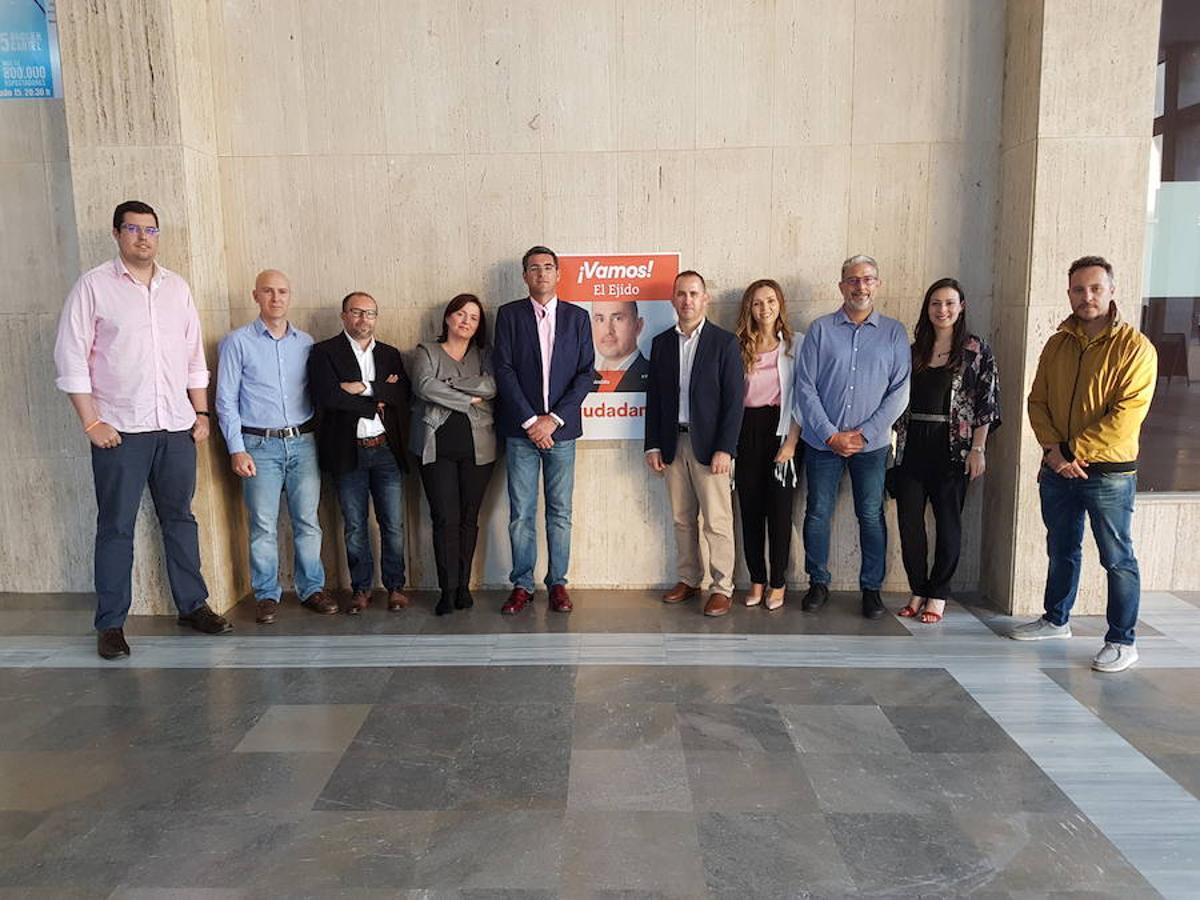 La campaña electoral a las municipales arrancó a las doce de la noche. Por delante quince días para que los partidos que quieren gobernar El Ejido convenzan a los votantes de cara al 26 de mayo. Una campaña que como es tradición arrancó con la pegada de carteles. 