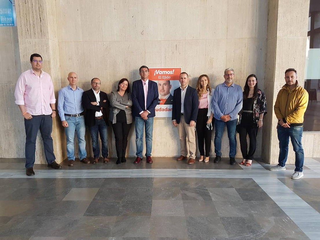 La campaña electoral a las municipales arrancó a las doce de la noche. Por delante quince días para que los partidos que quieren gobernar El Ejido convenzan a los votantes de cara al 26 de mayo. Una campaña que como es tradición arrancó con la pegada de carteles. 