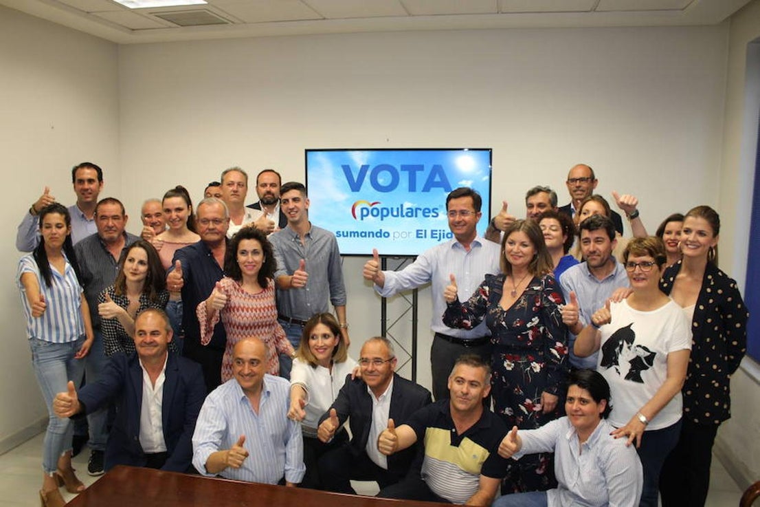 La campaña electoral a las municipales arrancó a las doce de la noche. Por delante quince días para que los partidos que quieren gobernar El Ejido convenzan a los votantes de cara al 26 de mayo. Una campaña que como es tradición arrancó con la pegada de carteles. 