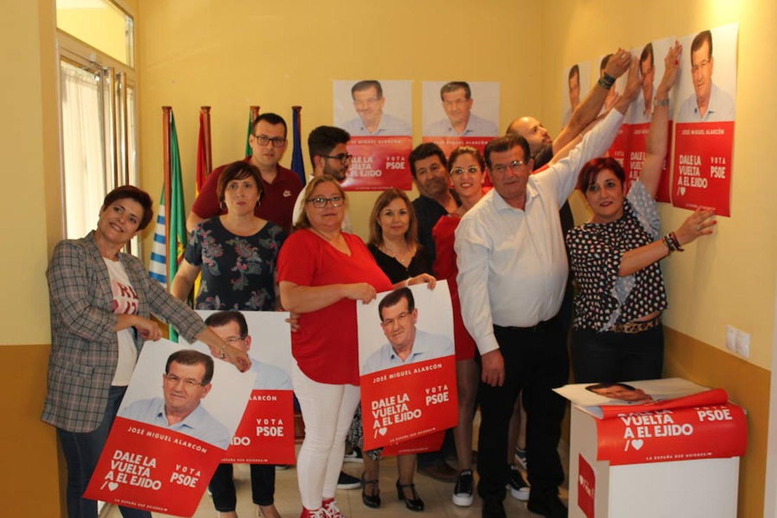 La campaña electoral a las municipales arrancó a las doce de la noche. Por delante quince días para que los partidos que quieren gobernar El Ejido convenzan a los votantes de cara al 26 de mayo. Una campaña que como es tradición arrancó con la pegada de carteles. 