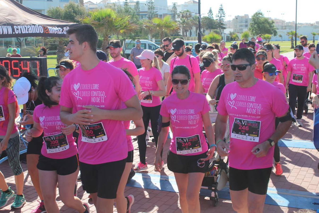 Más de 800 personas entre niños y adultos se dieron cita en la VI edición de la Carrera de la Mujer que este año tuvo por lema 'Yo quiero correr libre, yo quiero correr contigo, no de ti', y que se enmarcó en el I Plan Municipal para la Igualdad y en el Pacto de Estado contra la Violencia de Género. Un evento que se desarrolló en el paseo marítimo de Poniente de Almerimar en la mañana de ayer.