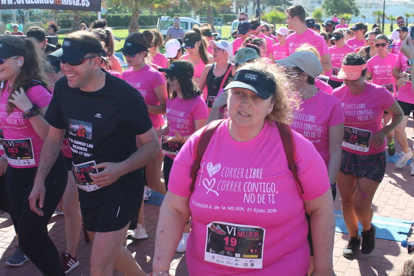Más de 800 personas entre niños y adultos se dieron cita en la VI edición de la Carrera de la Mujer que este año tuvo por lema 'Yo quiero correr libre, yo quiero correr contigo, no de ti', y que se enmarcó en el I Plan Municipal para la Igualdad y en el Pacto de Estado contra la Violencia de Género. Un evento que se desarrolló en el paseo marítimo de Poniente de Almerimar en la mañana de ayer.