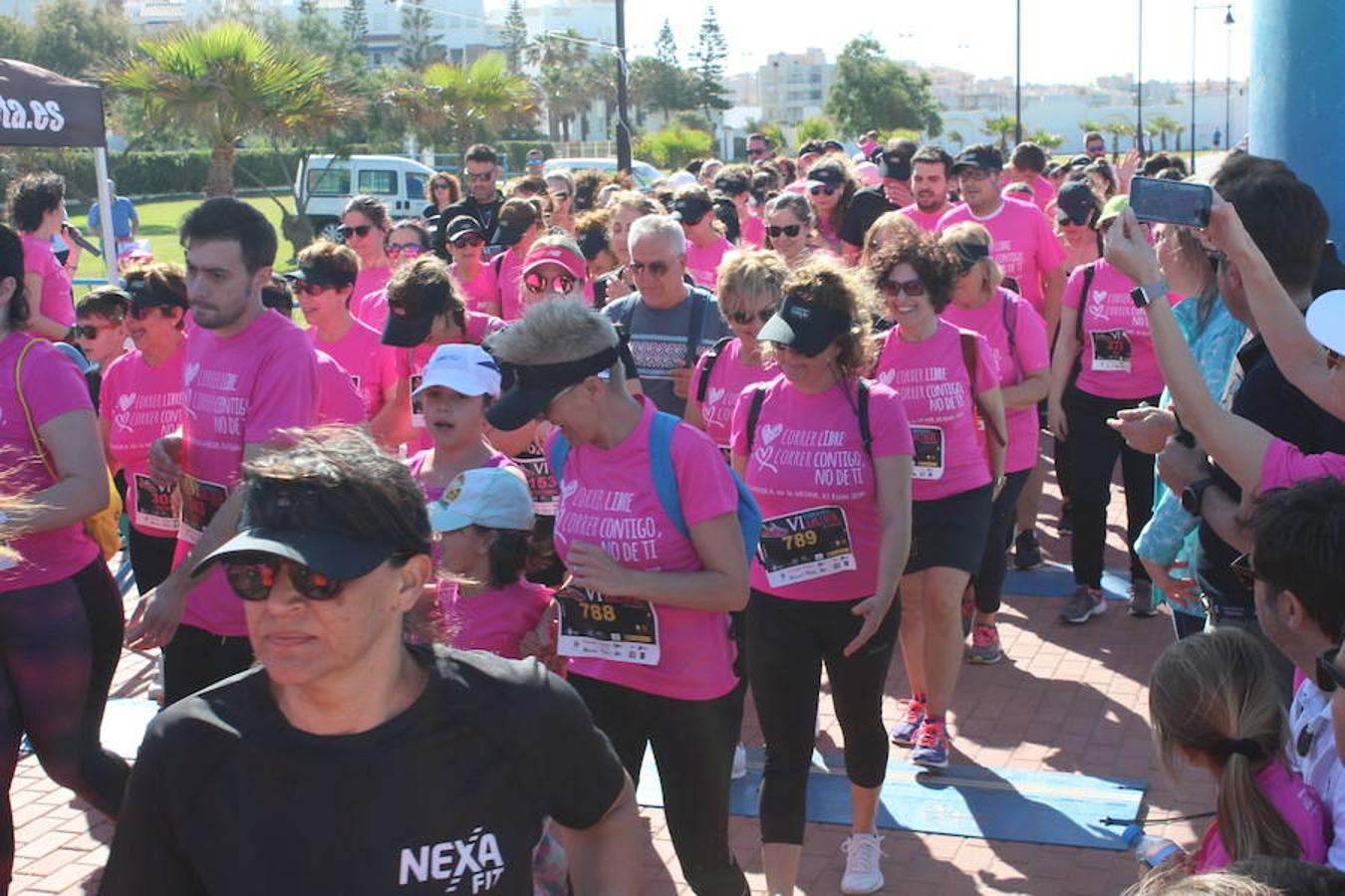 Más de 800 personas entre niños y adultos se dieron cita en la VI edición de la Carrera de la Mujer que este año tuvo por lema 'Yo quiero correr libre, yo quiero correr contigo, no de ti', y que se enmarcó en el I Plan Municipal para la Igualdad y en el Pacto de Estado contra la Violencia de Género. Un evento que se desarrolló en el paseo marítimo de Poniente de Almerimar en la mañana de ayer.