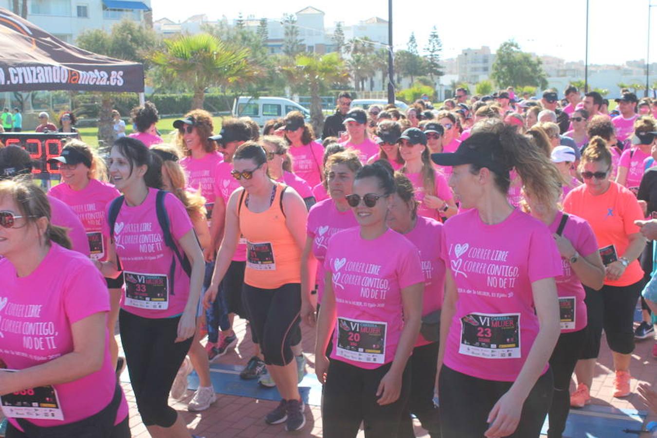 Más de 800 personas entre niños y adultos se dieron cita en la VI edición de la Carrera de la Mujer que este año tuvo por lema 'Yo quiero correr libre, yo quiero correr contigo, no de ti', y que se enmarcó en el I Plan Municipal para la Igualdad y en el Pacto de Estado contra la Violencia de Género. Un evento que se desarrolló en el paseo marítimo de Poniente de Almerimar en la mañana de ayer.