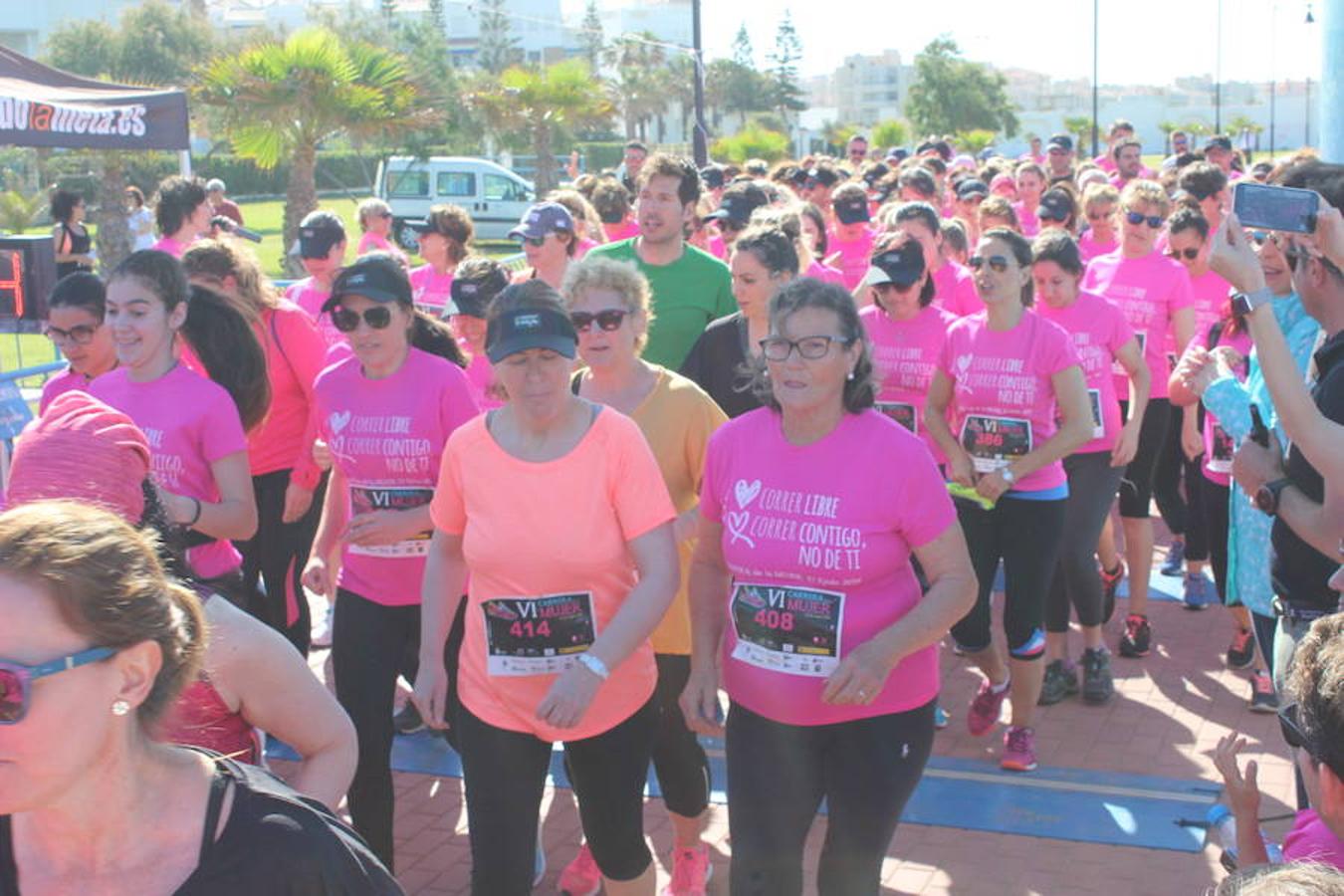 Más de 800 personas entre niños y adultos se dieron cita en la VI edición de la Carrera de la Mujer que este año tuvo por lema 'Yo quiero correr libre, yo quiero correr contigo, no de ti', y que se enmarcó en el I Plan Municipal para la Igualdad y en el Pacto de Estado contra la Violencia de Género. Un evento que se desarrolló en el paseo marítimo de Poniente de Almerimar en la mañana de ayer.