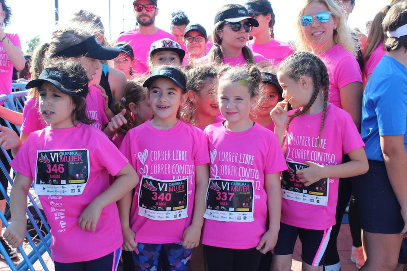 Más de 800 personas entre niños y adultos se dieron cita en la VI edición de la Carrera de la Mujer que este año tuvo por lema 'Yo quiero correr libre, yo quiero correr contigo, no de ti', y que se enmarcó en el I Plan Municipal para la Igualdad y en el Pacto de Estado contra la Violencia de Género. Un evento que se desarrolló en el paseo marítimo de Poniente de Almerimar en la mañana de ayer.