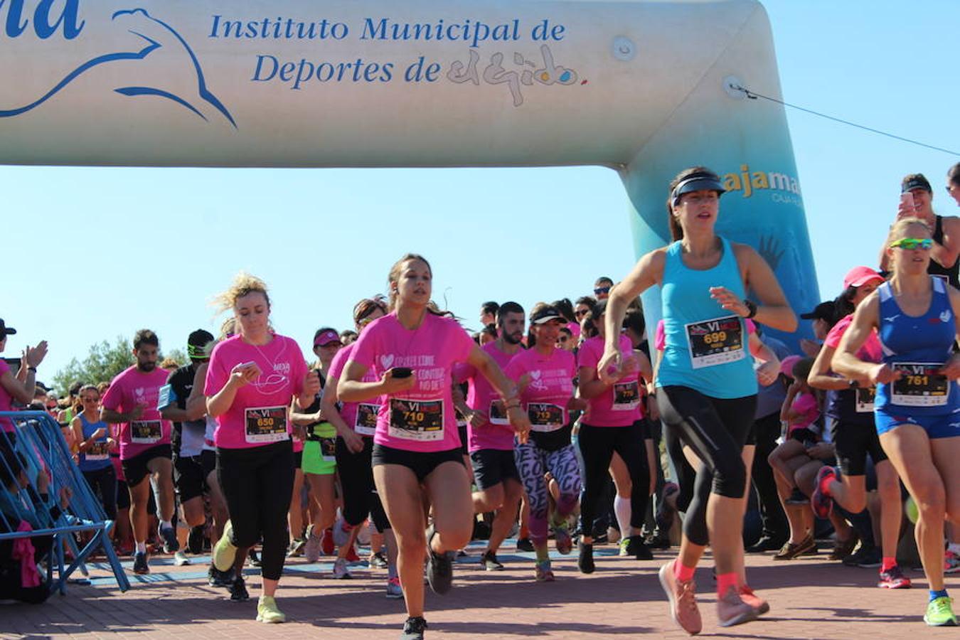 Más de 800 personas entre niños y adultos se dieron cita en la VI edición de la Carrera de la Mujer que este año tuvo por lema 'Yo quiero correr libre, yo quiero correr contigo, no de ti', y que se enmarcó en el I Plan Municipal para la Igualdad y en el Pacto de Estado contra la Violencia de Género. Un evento que se desarrolló en el paseo marítimo de Poniente de Almerimar en la mañana de ayer.