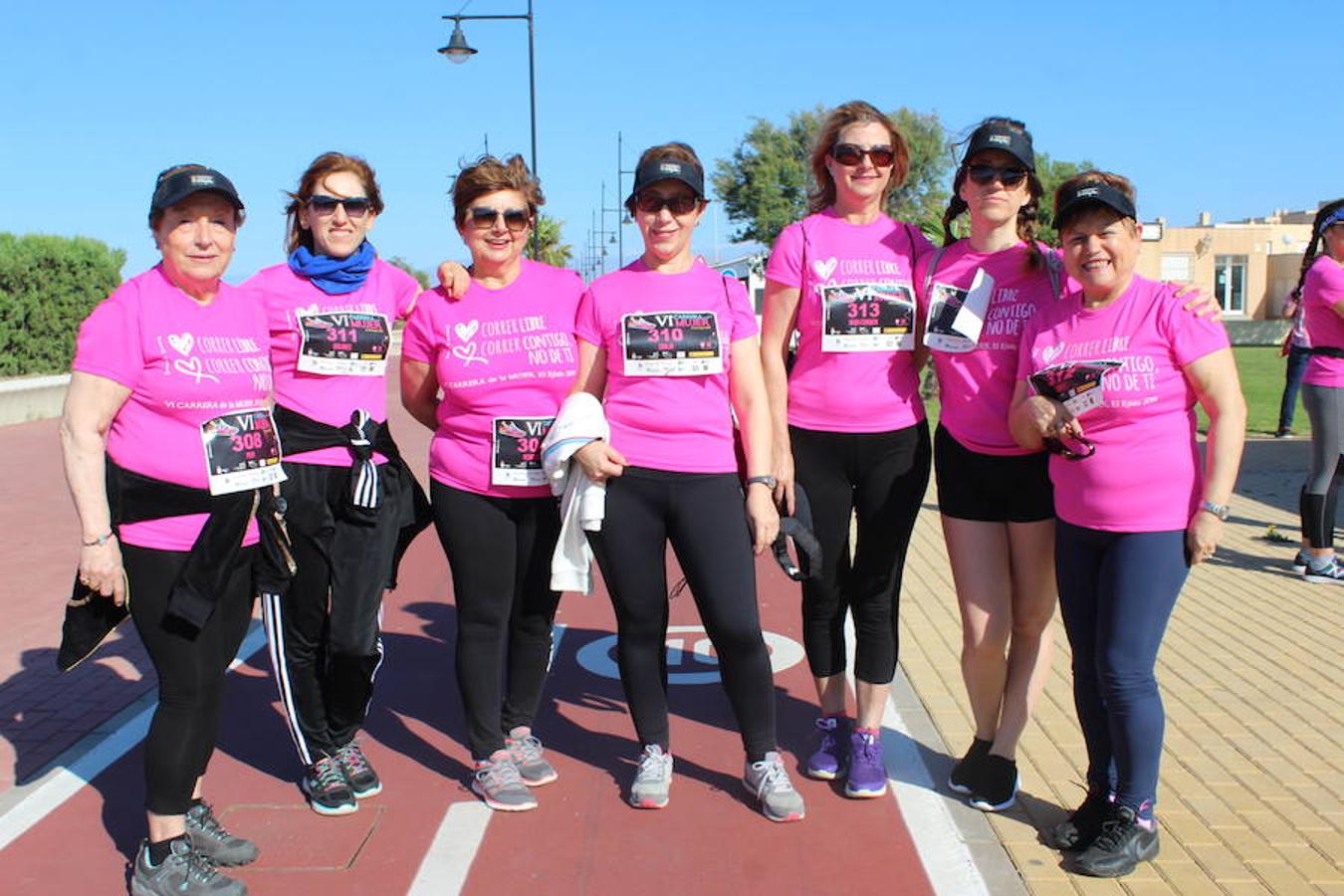 Más de 800 personas entre niños y adultos se dieron cita en la VI edición de la Carrera de la Mujer que este año tuvo por lema 'Yo quiero correr libre, yo quiero correr contigo, no de ti', y que se enmarcó en el I Plan Municipal para la Igualdad y en el Pacto de Estado contra la Violencia de Género. Un evento que se desarrolló en el paseo marítimo de Poniente de Almerimar en la mañana de ayer.