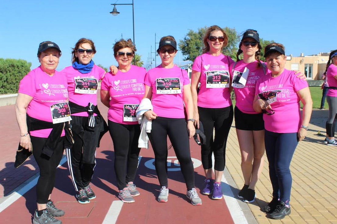 Más de 800 personas entre niños y adultos se dieron cita en la VI edición de la Carrera de la Mujer que este año tuvo por lema 'Yo quiero correr libre, yo quiero correr contigo, no de ti', y que se enmarcó en el I Plan Municipal para la Igualdad y en el Pacto de Estado contra la Violencia de Género. Un evento que se desarrolló en el paseo marítimo de Poniente de Almerimar en la mañana de ayer.