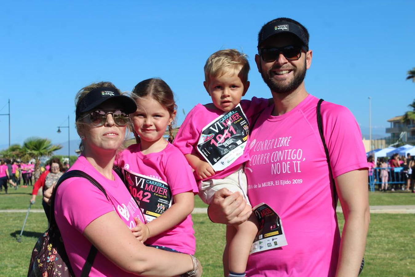 Más de 800 personas entre niños y adultos se dieron cita en la VI edición de la Carrera de la Mujer que este año tuvo por lema 'Yo quiero correr libre, yo quiero correr contigo, no de ti', y que se enmarcó en el I Plan Municipal para la Igualdad y en el Pacto de Estado contra la Violencia de Género. Un evento que se desarrolló en el paseo marítimo de Poniente de Almerimar en la mañana de ayer.