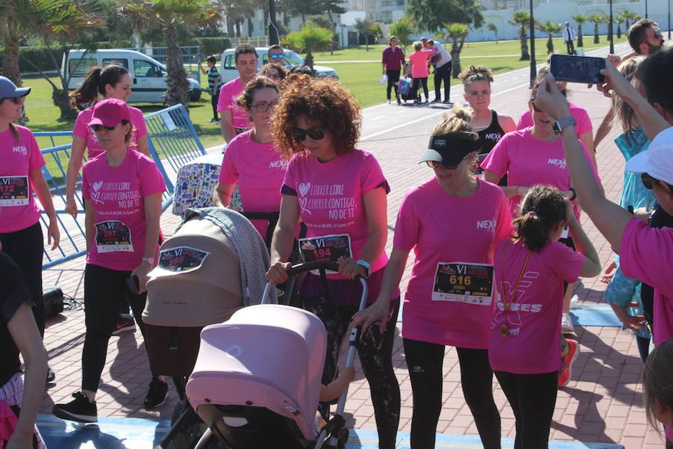 Más de 800 personas entre niños y adultos se dieron cita en la VI edición de la Carrera de la Mujer que este año tuvo por lema 'Yo quiero correr libre, yo quiero correr contigo, no de ti', y que se enmarcó en el I Plan Municipal para la Igualdad y en el Pacto de Estado contra la Violencia de Género. Un evento que se desarrolló en el paseo marítimo de Poniente de Almerimar en la mañana de ayer.