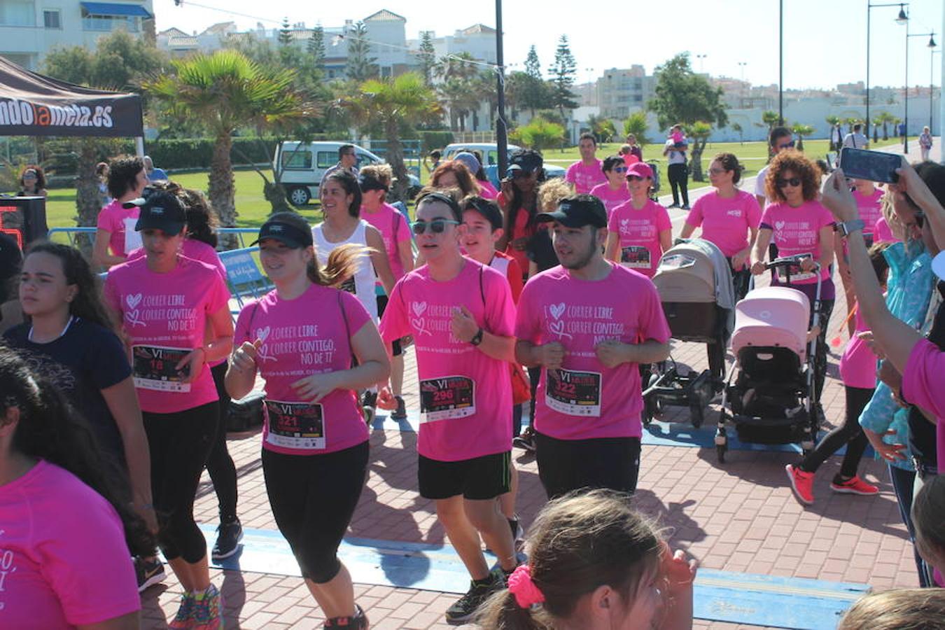 Más de 800 personas entre niños y adultos se dieron cita en la VI edición de la Carrera de la Mujer que este año tuvo por lema 'Yo quiero correr libre, yo quiero correr contigo, no de ti', y que se enmarcó en el I Plan Municipal para la Igualdad y en el Pacto de Estado contra la Violencia de Género. Un evento que se desarrolló en el paseo marítimo de Poniente de Almerimar en la mañana de ayer.