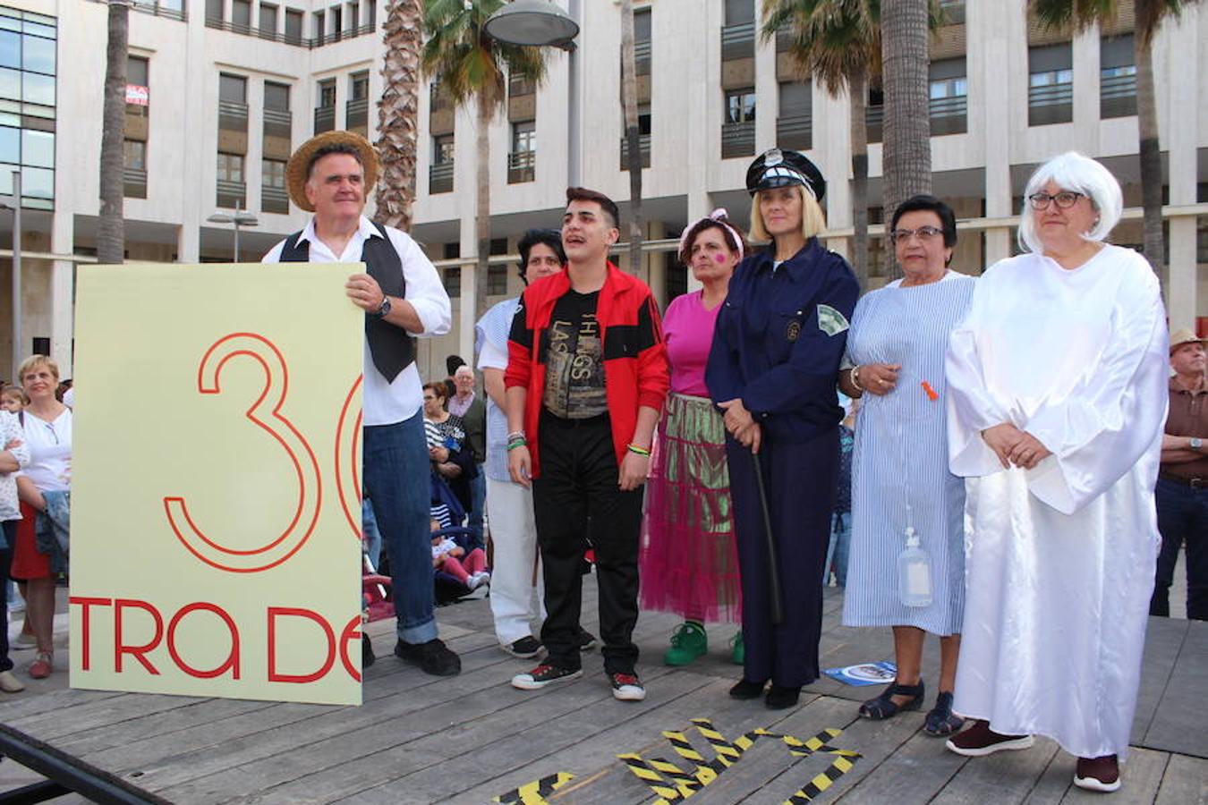 Festival de Teatro y Muestra de Teatro han estado este año más unidas que nunca. Así fue durante la presentación de la 30 Muestra de Teatro y así fue en la tarde de ayer en la inauguración del 42 Festival de Teatro, donde se llevó a cabo un homenaje a ese aniversario con un recorrido por su historia con la participación activa en él de las más de 400 personas que este año han participado en la Muestra.