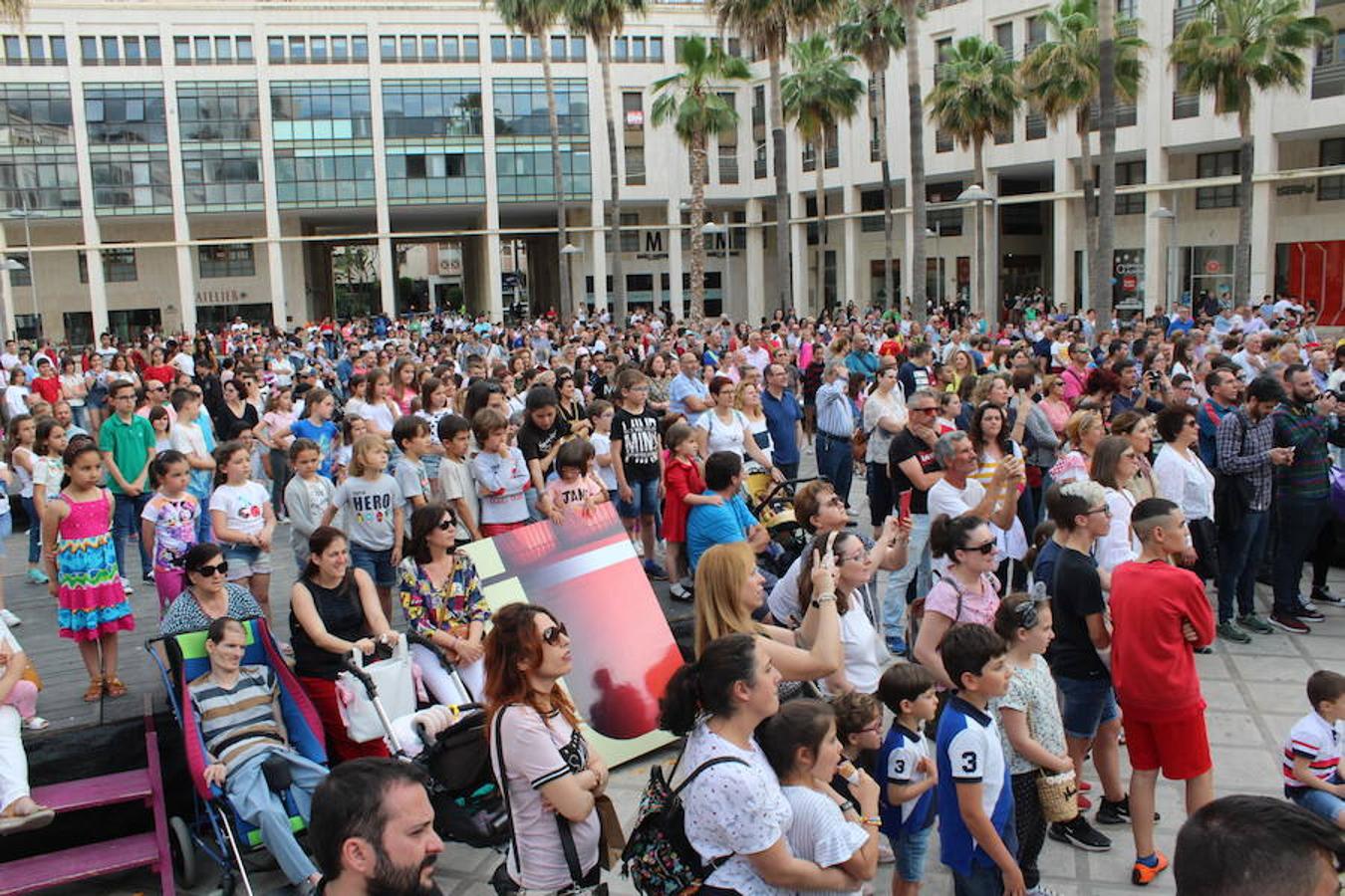 Festival de Teatro y Muestra de Teatro han estado este año más unidas que nunca. Así fue durante la presentación de la 30 Muestra de Teatro y así fue en la tarde de ayer en la inauguración del 42 Festival de Teatro, donde se llevó a cabo un homenaje a ese aniversario con un recorrido por su historia con la participación activa en él de las más de 400 personas que este año han participado en la Muestra.