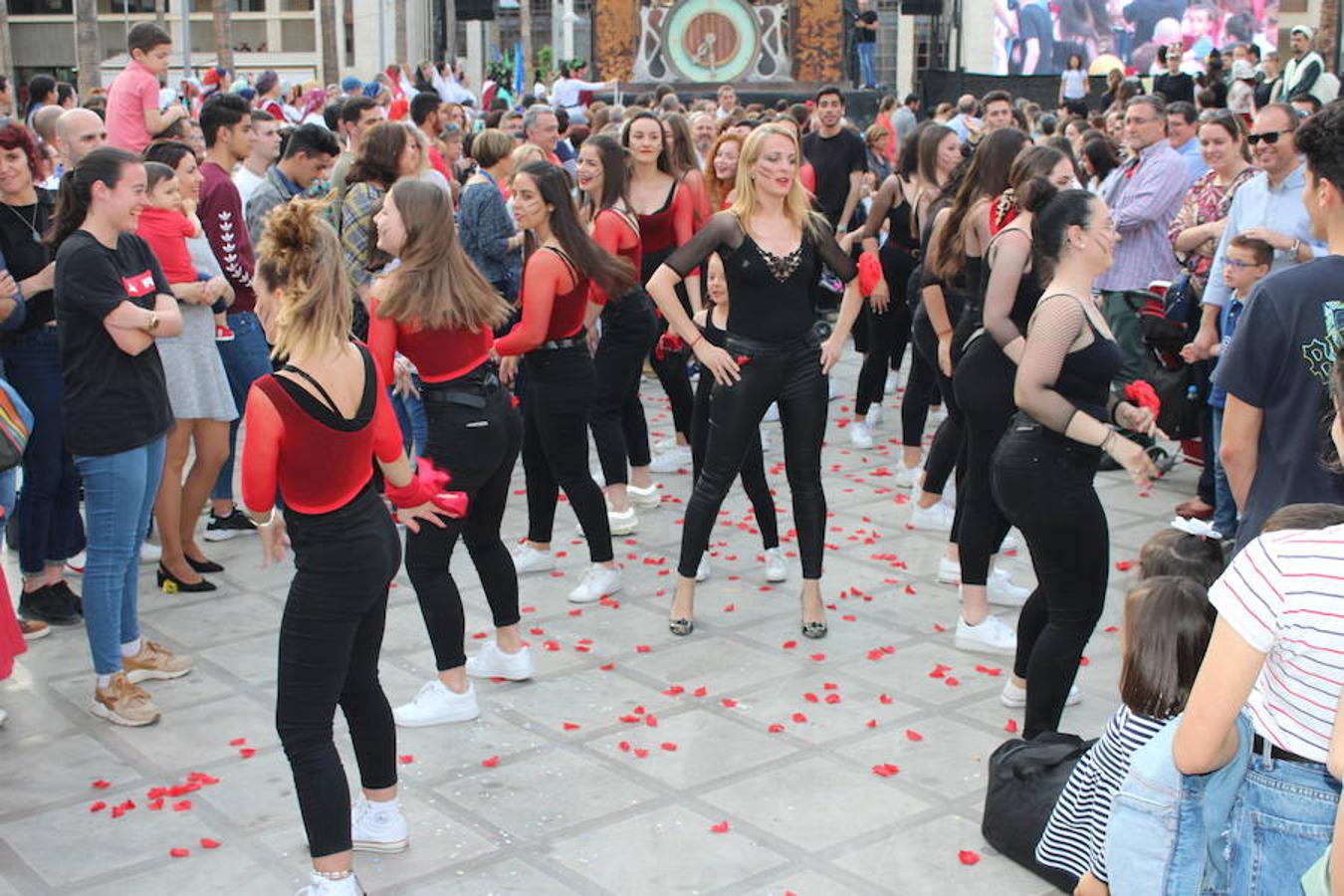Festival de Teatro y Muestra de Teatro han estado este año más unidas que nunca. Así fue durante la presentación de la 30 Muestra de Teatro y así fue en la tarde de ayer en la inauguración del 42 Festival de Teatro, donde se llevó a cabo un homenaje a ese aniversario con un recorrido por su historia con la participación activa en él de las más de 400 personas que este año han participado en la Muestra.