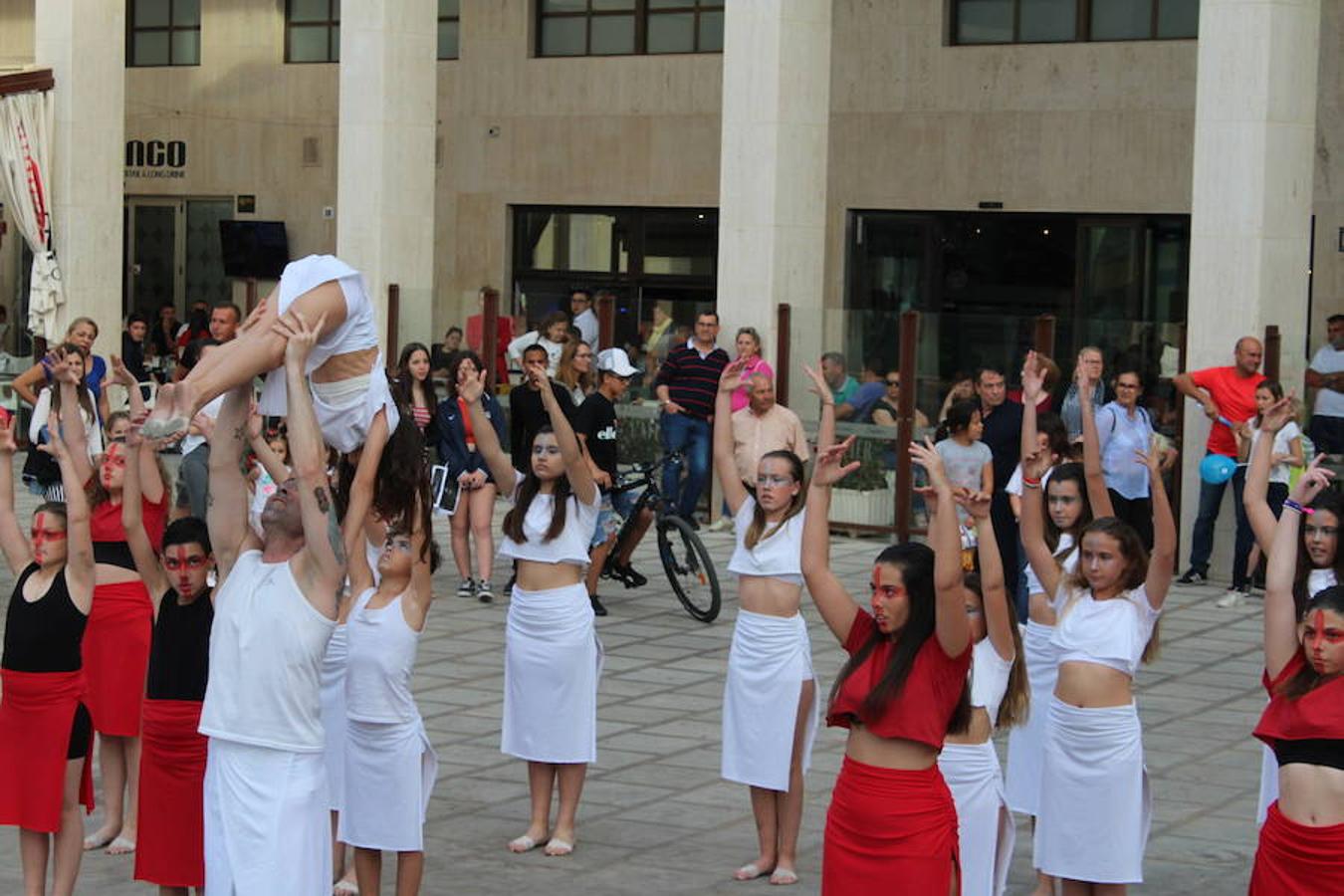 Festival de Teatro y Muestra de Teatro han estado este año más unidas que nunca. Así fue durante la presentación de la 30 Muestra de Teatro y así fue en la tarde de ayer en la inauguración del 42 Festival de Teatro, donde se llevó a cabo un homenaje a ese aniversario con un recorrido por su historia con la participación activa en él de las más de 400 personas que este año han participado en la Muestra.