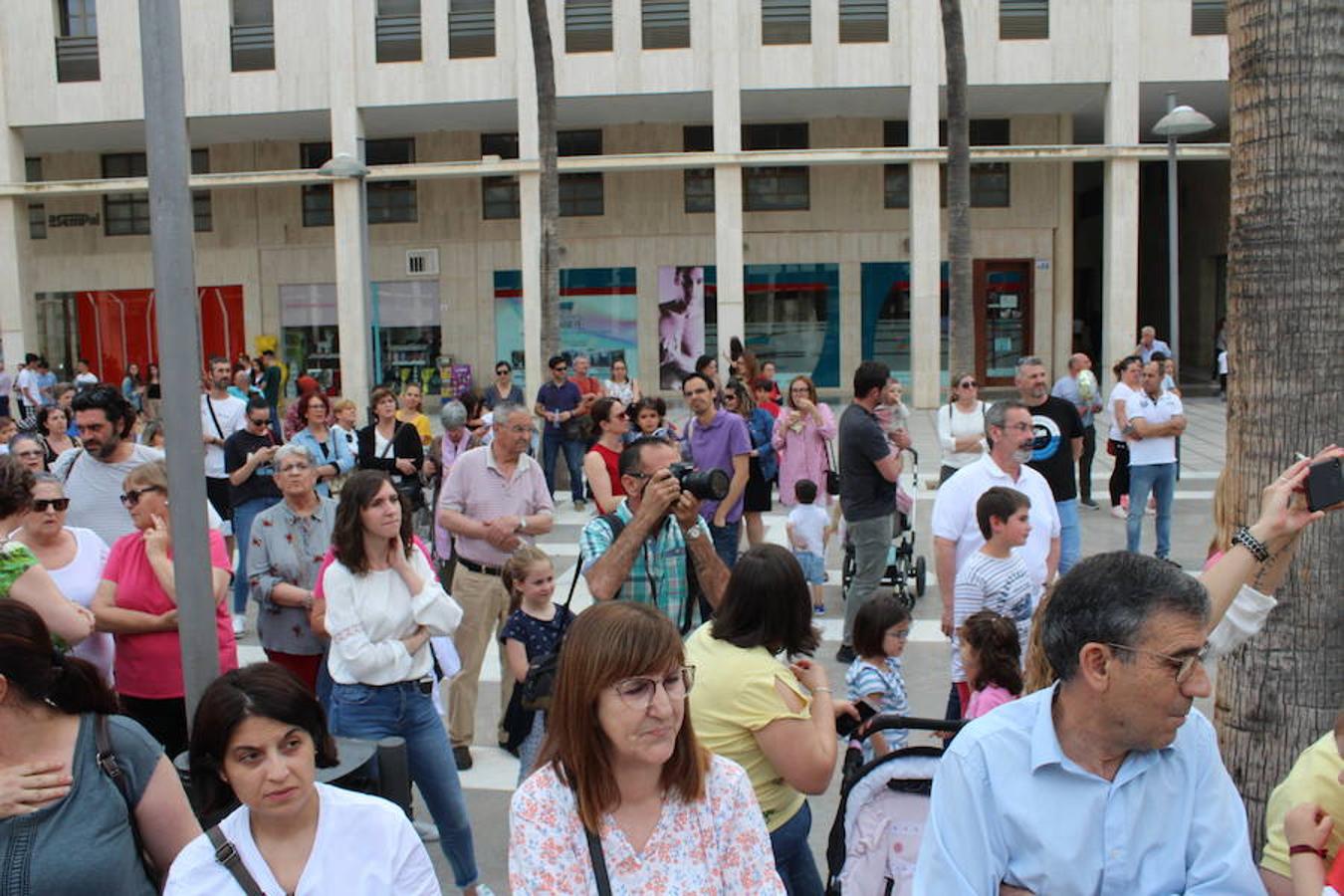 Festival de Teatro y Muestra de Teatro han estado este año más unidas que nunca. Así fue durante la presentación de la 30 Muestra de Teatro y así fue en la tarde de ayer en la inauguración del 42 Festival de Teatro, donde se llevó a cabo un homenaje a ese aniversario con un recorrido por su historia con la participación activa en él de las más de 400 personas que este año han participado en la Muestra.