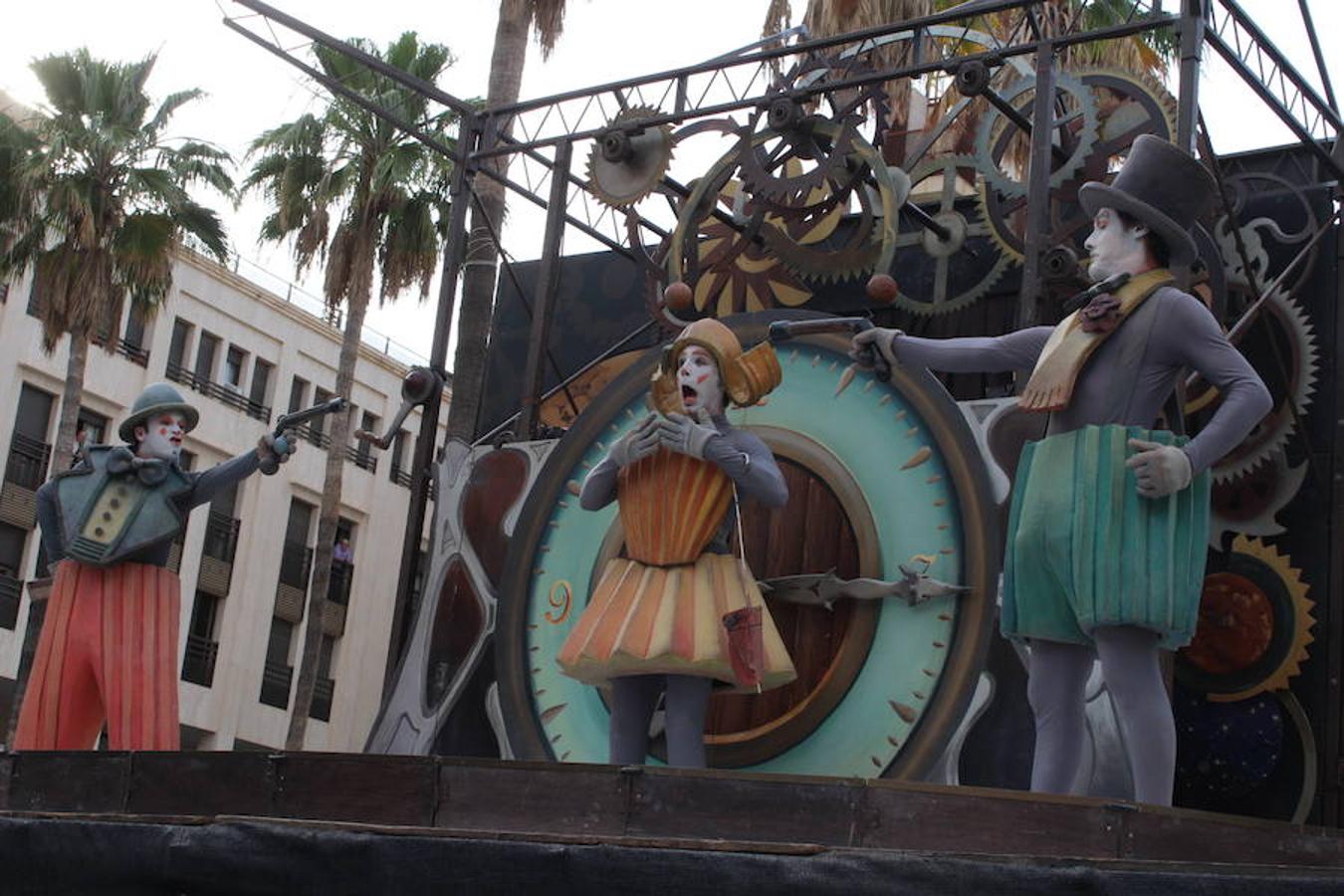 Festival de Teatro y Muestra de Teatro han estado este año más unidas que nunca. Así fue durante la presentación de la 30 Muestra de Teatro y así fue en la tarde de ayer en la inauguración del 42 Festival de Teatro, donde se llevó a cabo un homenaje a ese aniversario con un recorrido por su historia con la participación activa en él de las más de 400 personas que este año han participado en la Muestra.