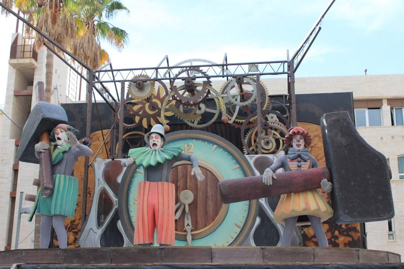 Festival de Teatro y Muestra de Teatro han estado este año más unidas que nunca. Así fue durante la presentación de la 30 Muestra de Teatro y así fue en la tarde de ayer en la inauguración del 42 Festival de Teatro, donde se llevó a cabo un homenaje a ese aniversario con un recorrido por su historia con la participación activa en él de las más de 400 personas que este año han participado en la Muestra.