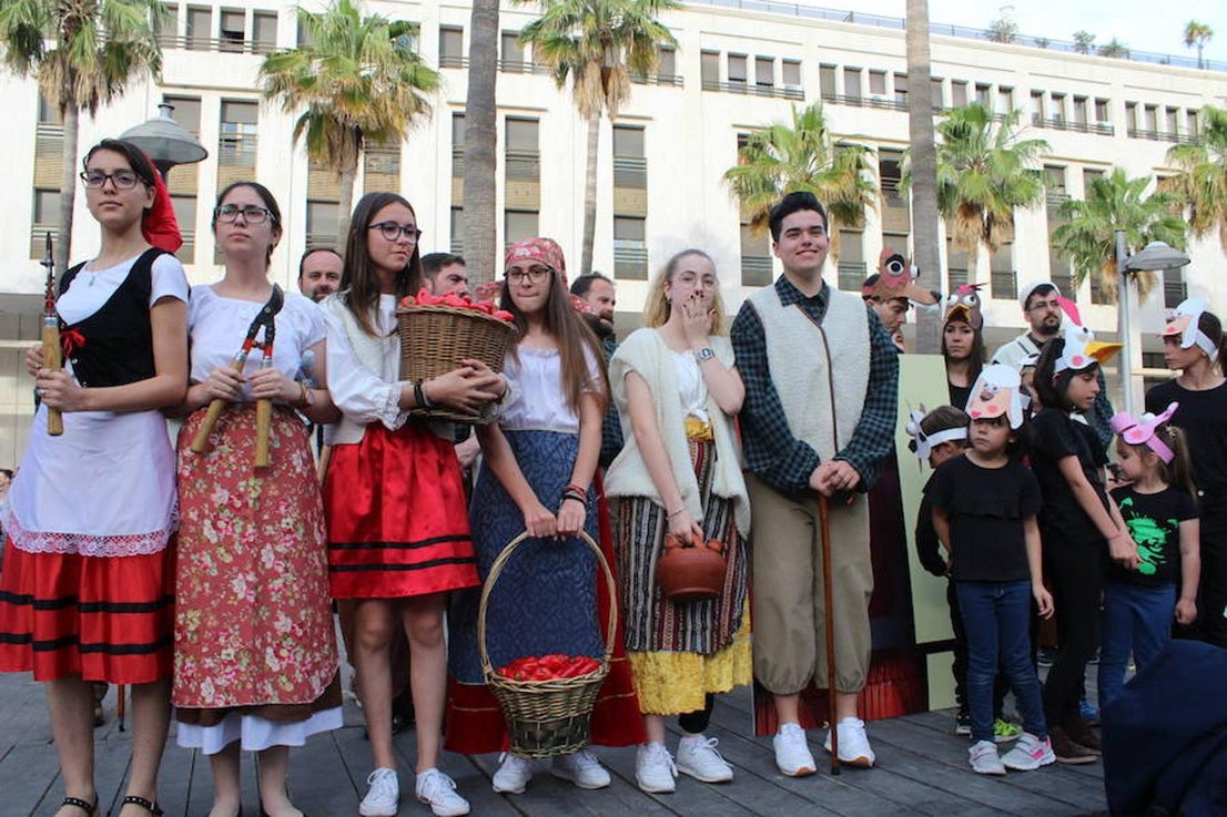 Festival de Teatro y Muestra de Teatro han estado este año más unidas que nunca. Así fue durante la presentación de la 30 Muestra de Teatro y así fue en la tarde de ayer en la inauguración del 42 Festival de Teatro, donde se llevó a cabo un homenaje a ese aniversario con un recorrido por su historia con la participación activa en él de las más de 400 personas que este año han participado en la Muestra.
