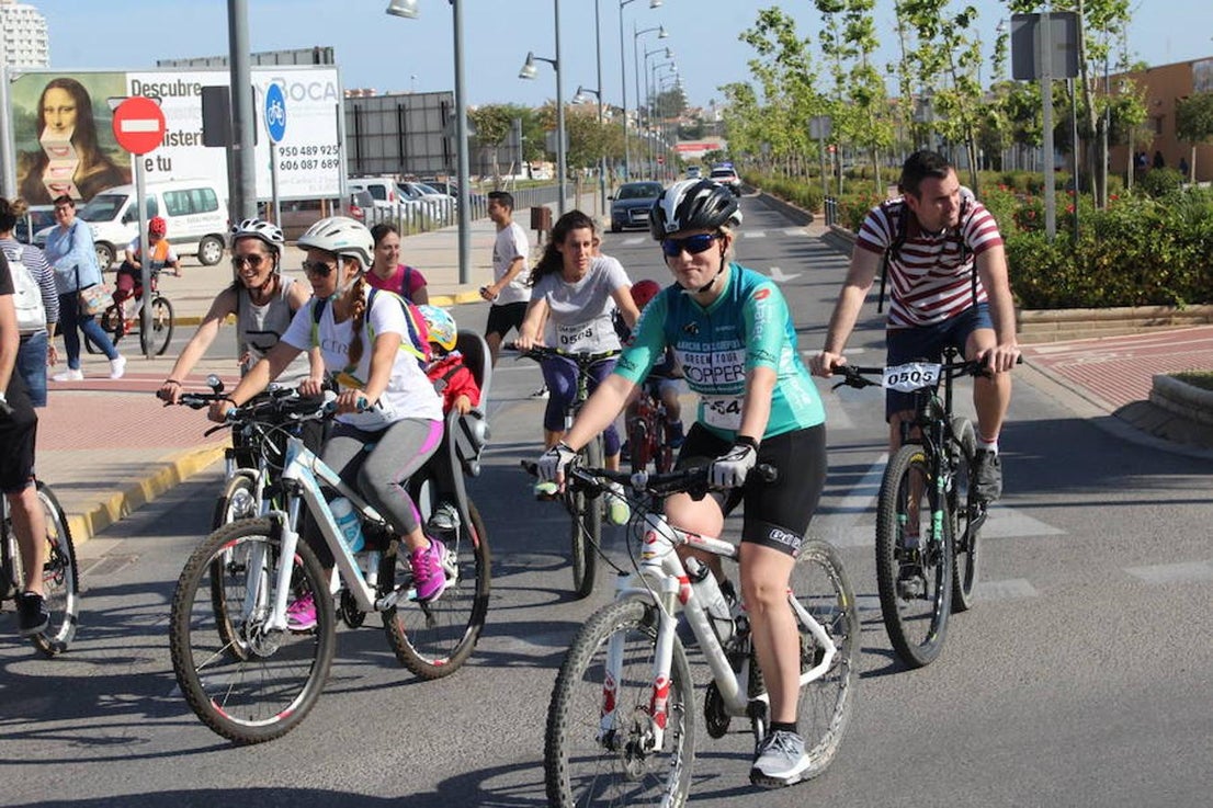 Cerca de un millar de personas participaron en la tarde de ayer en el Día de la Bicicleta del núcleo de El Ejido. Un evento que volvió a subir sobre las dos ruedas a abuelos, padres y nietos para disfrutar de una jornada de ocio y deporte en familia.