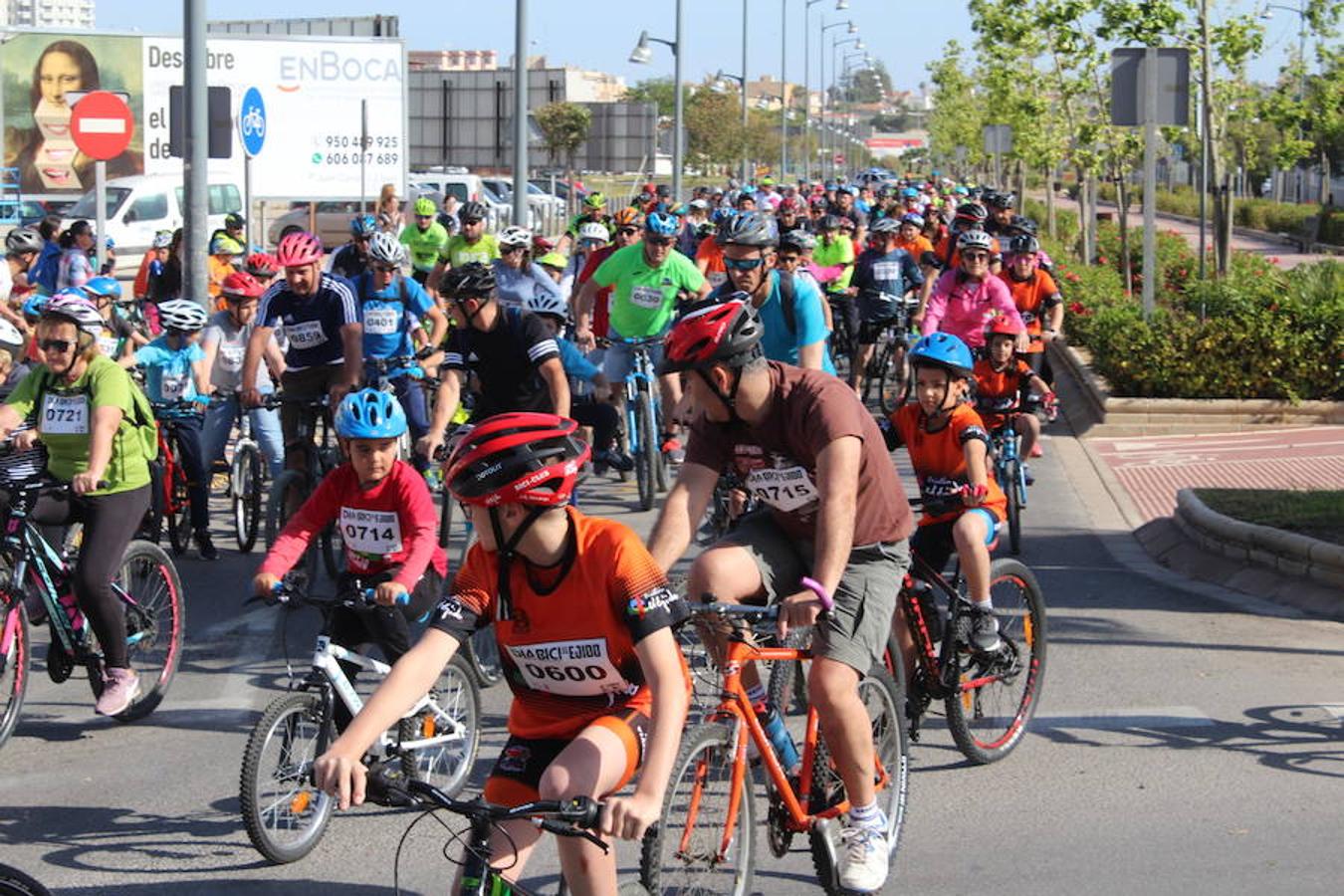 Cerca de un millar de personas participaron en la tarde de ayer en el Día de la Bicicleta del núcleo de El Ejido. Un evento que volvió a subir sobre las dos ruedas a abuelos, padres y nietos para disfrutar de una jornada de ocio y deporte en familia.