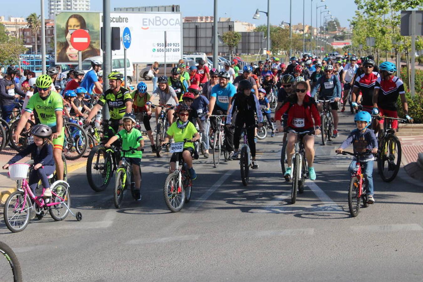 Cerca de un millar de personas participaron en la tarde de ayer en el Día de la Bicicleta del núcleo de El Ejido. Un evento que volvió a subir sobre las dos ruedas a abuelos, padres y nietos para disfrutar de una jornada de ocio y deporte en familia.
