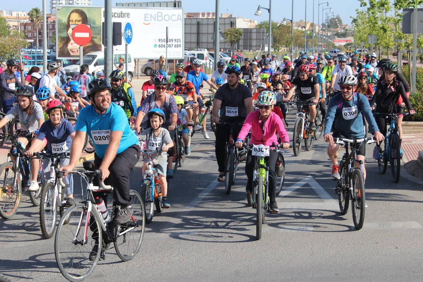 Cerca de un millar de personas participaron en la tarde de ayer en el Día de la Bicicleta del núcleo de El Ejido. Un evento que volvió a subir sobre las dos ruedas a abuelos, padres y nietos para disfrutar de una jornada de ocio y deporte en familia.