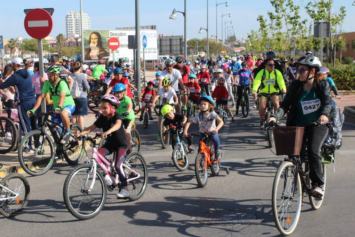 Cerca de un millar de personas participaron en la tarde de ayer en el Día de la Bicicleta del núcleo de El Ejido. Un evento que volvió a subir sobre las dos ruedas a abuelos, padres y nietos para disfrutar de una jornada de ocio y deporte en familia.
