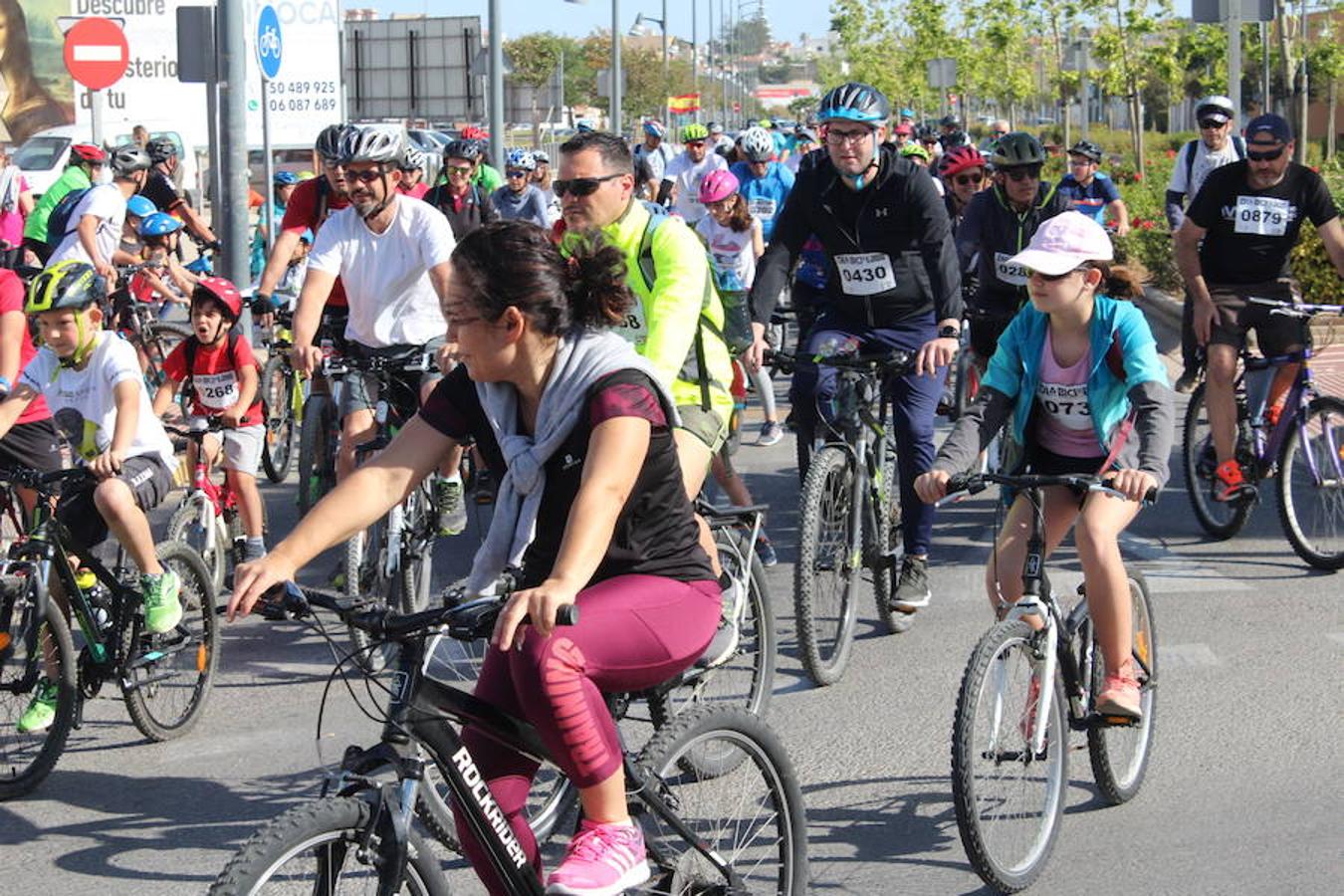 Cerca de un millar de personas participaron en la tarde de ayer en el Día de la Bicicleta del núcleo de El Ejido. Un evento que volvió a subir sobre las dos ruedas a abuelos, padres y nietos para disfrutar de una jornada de ocio y deporte en familia.