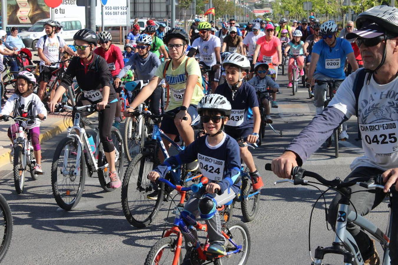 Cerca de un millar de personas participaron en la tarde de ayer en el Día de la Bicicleta del núcleo de El Ejido. Un evento que volvió a subir sobre las dos ruedas a abuelos, padres y nietos para disfrutar de una jornada de ocio y deporte en familia.