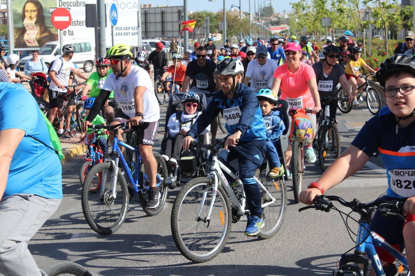 Cerca de un millar de personas participaron en la tarde de ayer en el Día de la Bicicleta del núcleo de El Ejido. Un evento que volvió a subir sobre las dos ruedas a abuelos, padres y nietos para disfrutar de una jornada de ocio y deporte en familia.