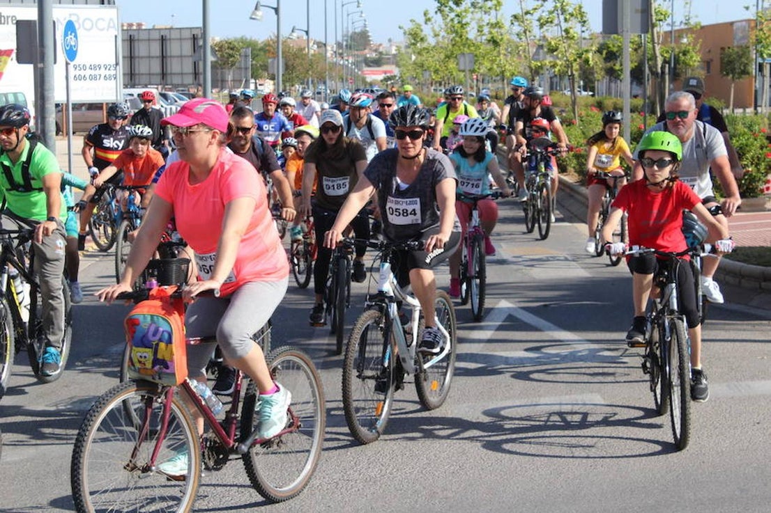 Cerca de un millar de personas participaron en la tarde de ayer en el Día de la Bicicleta del núcleo de El Ejido. Un evento que volvió a subir sobre las dos ruedas a abuelos, padres y nietos para disfrutar de una jornada de ocio y deporte en familia.