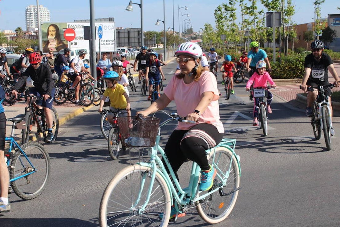 Cerca de un millar de personas participaron en la tarde de ayer en el Día de la Bicicleta del núcleo de El Ejido. Un evento que volvió a subir sobre las dos ruedas a abuelos, padres y nietos para disfrutar de una jornada de ocio y deporte en familia.
