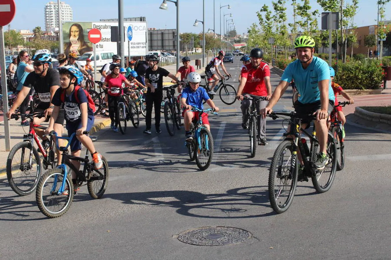 Cerca de un millar de personas participaron en la tarde de ayer en el Día de la Bicicleta del núcleo de El Ejido. Un evento que volvió a subir sobre las dos ruedas a abuelos, padres y nietos para disfrutar de una jornada de ocio y deporte en familia.